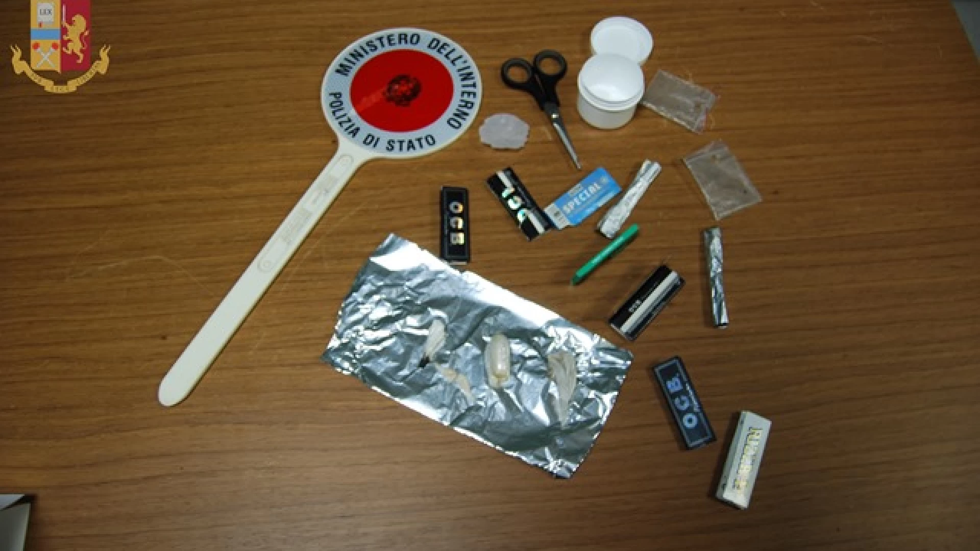 Isernia: scoperto 43enne spacciatore. Sequestrati 9 grammi di eroina e cocaina. Guarda il video dell’operazione.