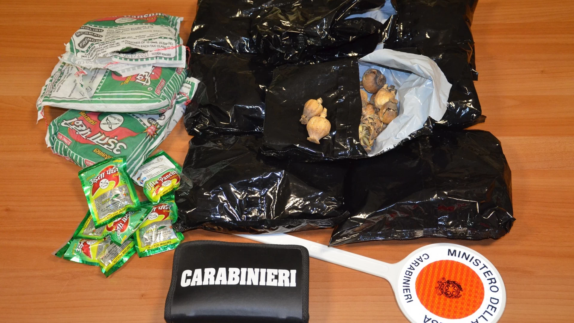 Venafro: Carabinieri sequestrano borsa contenente 8 capsule essiccate di papavero da oppio.