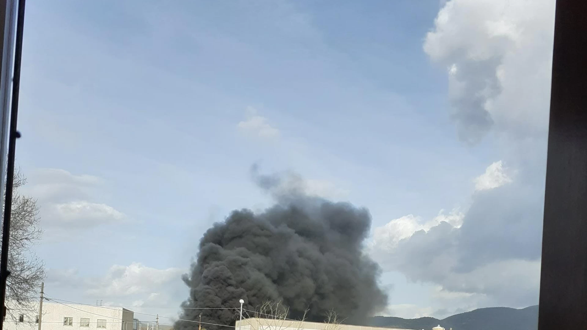 Roccaravindola: vasto incendio nella zona industriale. Fumo nero in aria.