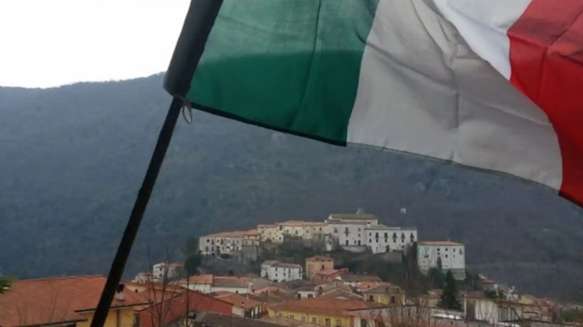 Il Coronavirus nella Valle si combatte con  i tricolori a balconi e finestre.