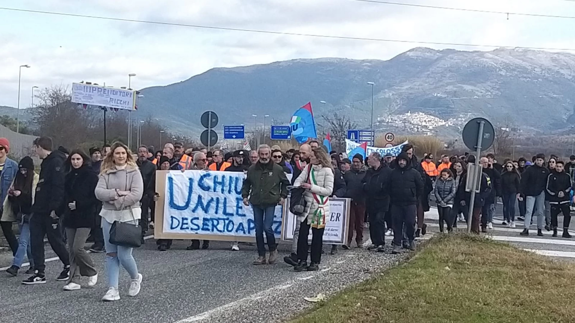 Pozzilli: gli operai Unilever bloccano la statale 85 in attesa di risposte concrete
