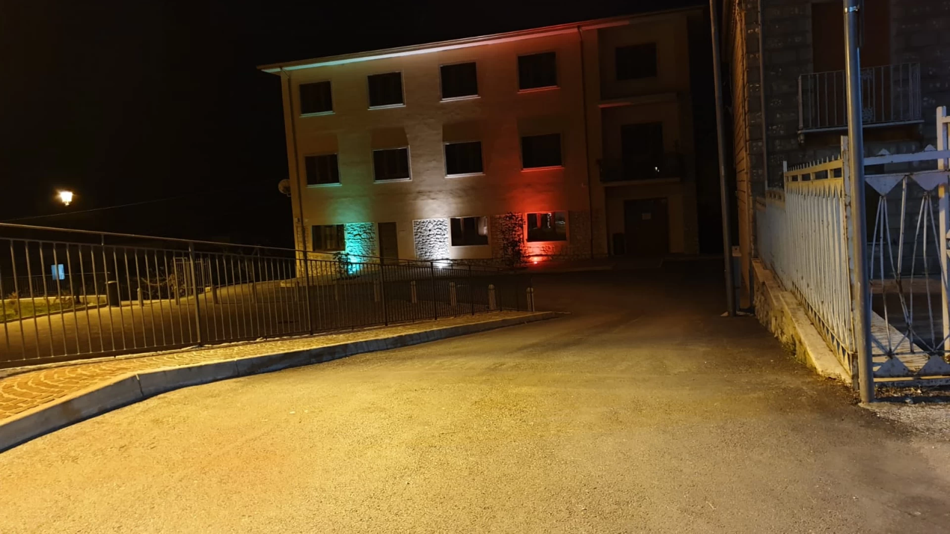 Festa della Liberazione e lotta al Covid-19, la facciata del comune di Fornelli si illumina con il tricolore.