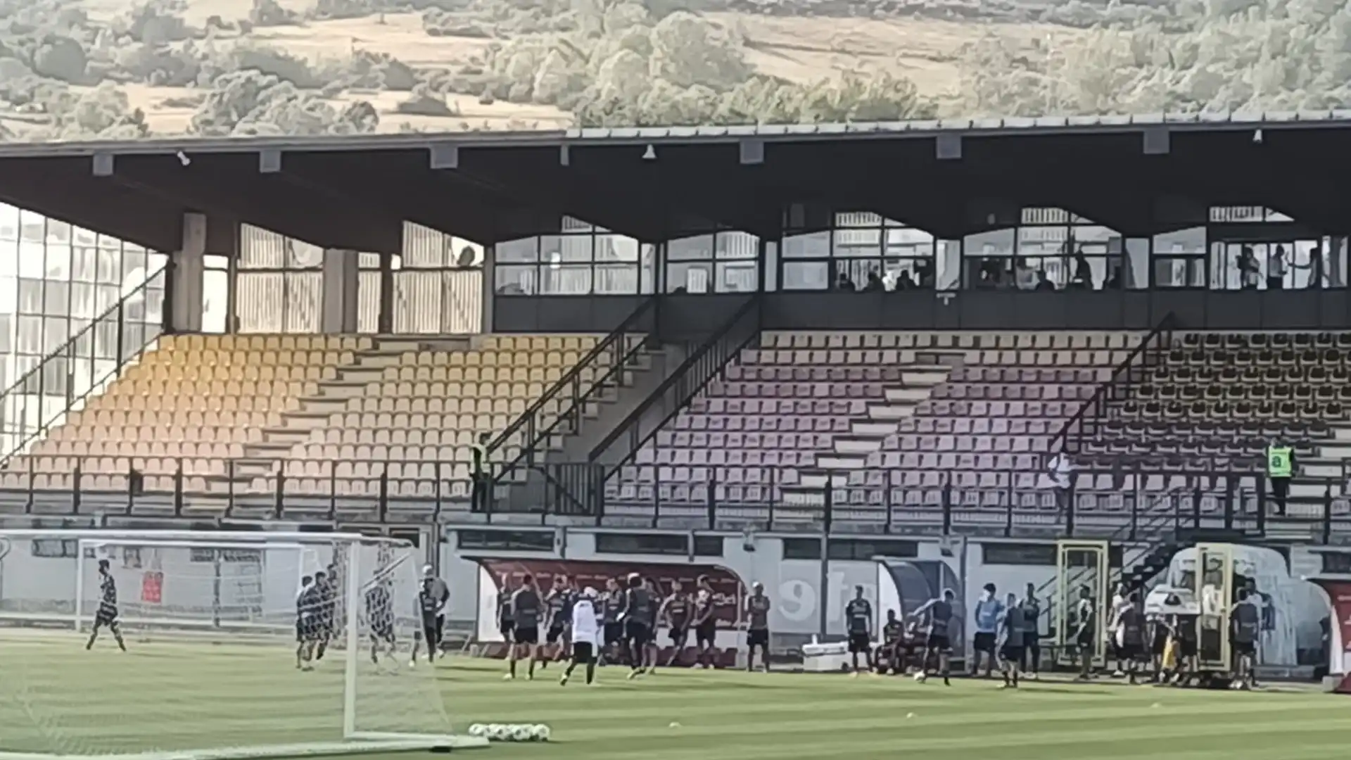 Prima seduta d'allenamento del Napoli in corso. Corsa e palla subito