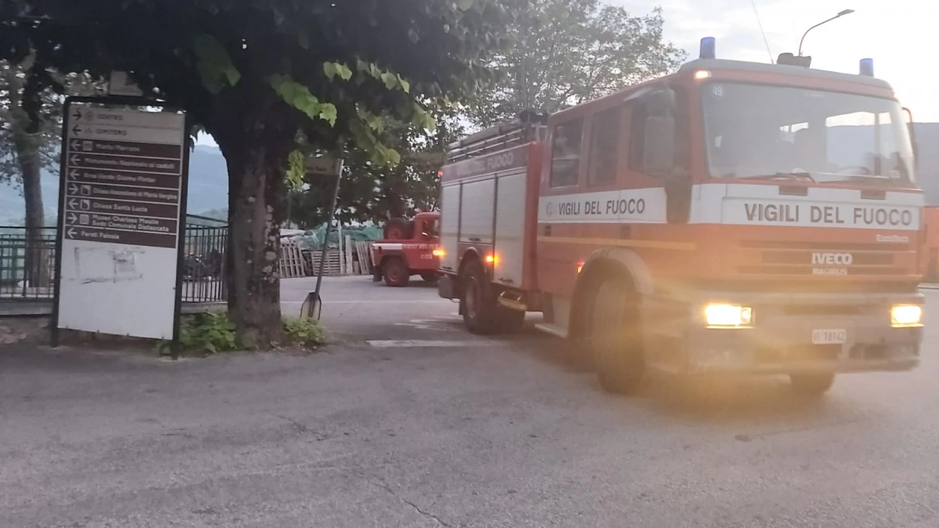 Castelnuovo al Volturno: a fuoco bosco al centro dell'abitato. Intervento dei Vigili del Fuoco
