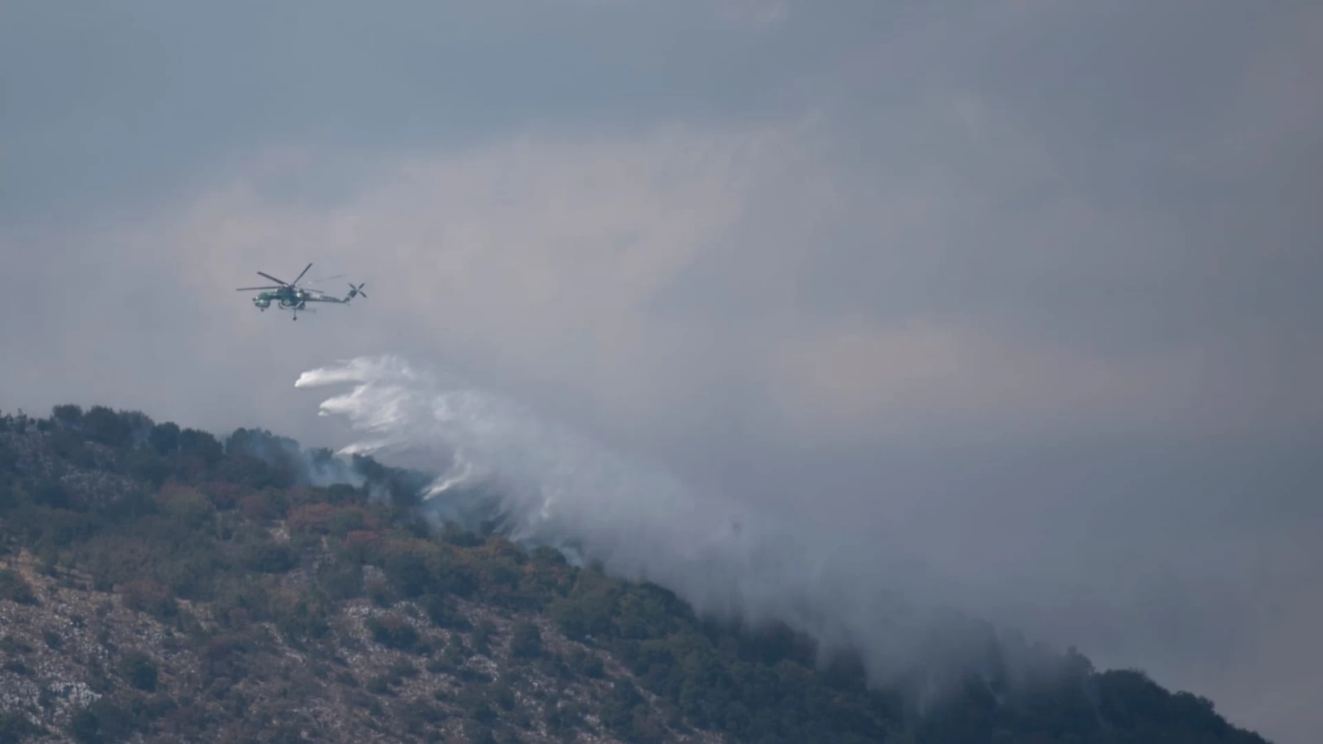 Castel San Vincenzo- Rocchetta a Volturno: riparte incendio in quota domato dall'elicottero della Forestale.