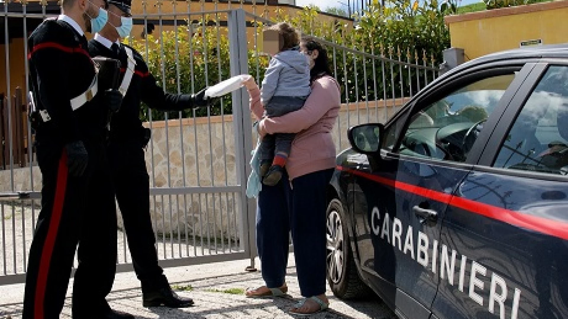 Rionero Sannitico: i Carabinieri soccorrono famiglia straniera in difficolta’. Lasciati in panne dal loro mezzo presso località “Le Vigne”.