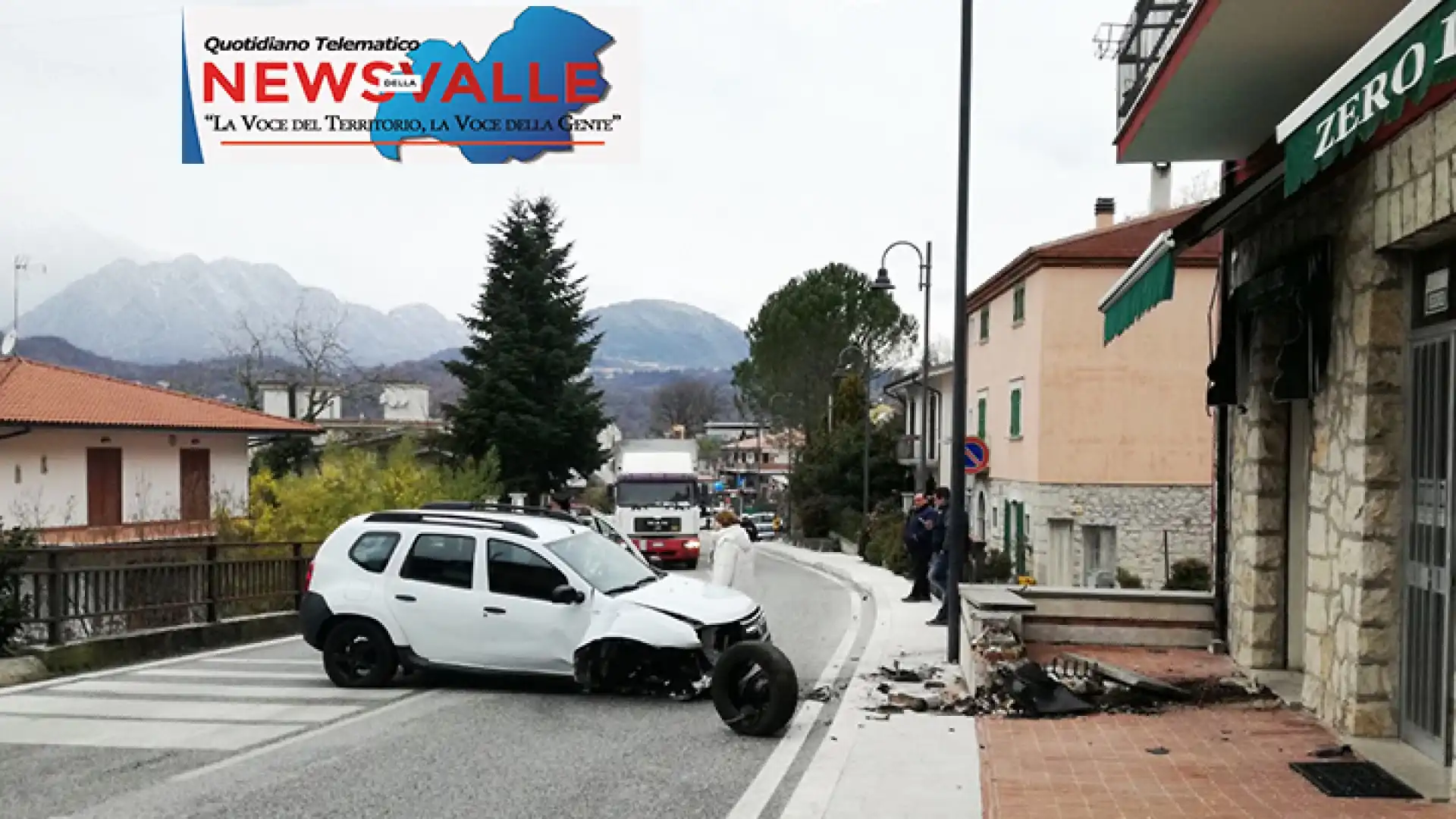 Colli a Volturno. Tragedia sfiorata in pieno centro. Auto si schianta contro un muro nei pressi di una attività commerciale. Protagonisti del sinistro una coppia di anziani stranieri. Nessun ferito ma tanta paura.