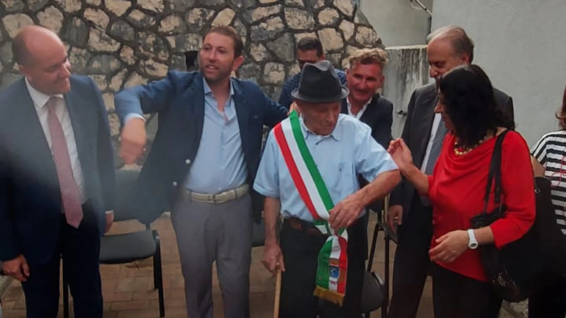 Nonno Michele compie 100 anni, Sesto Campano festeggia. L’Amministrazione lo celebra con una targa riproducente il suo certificato di nascita.