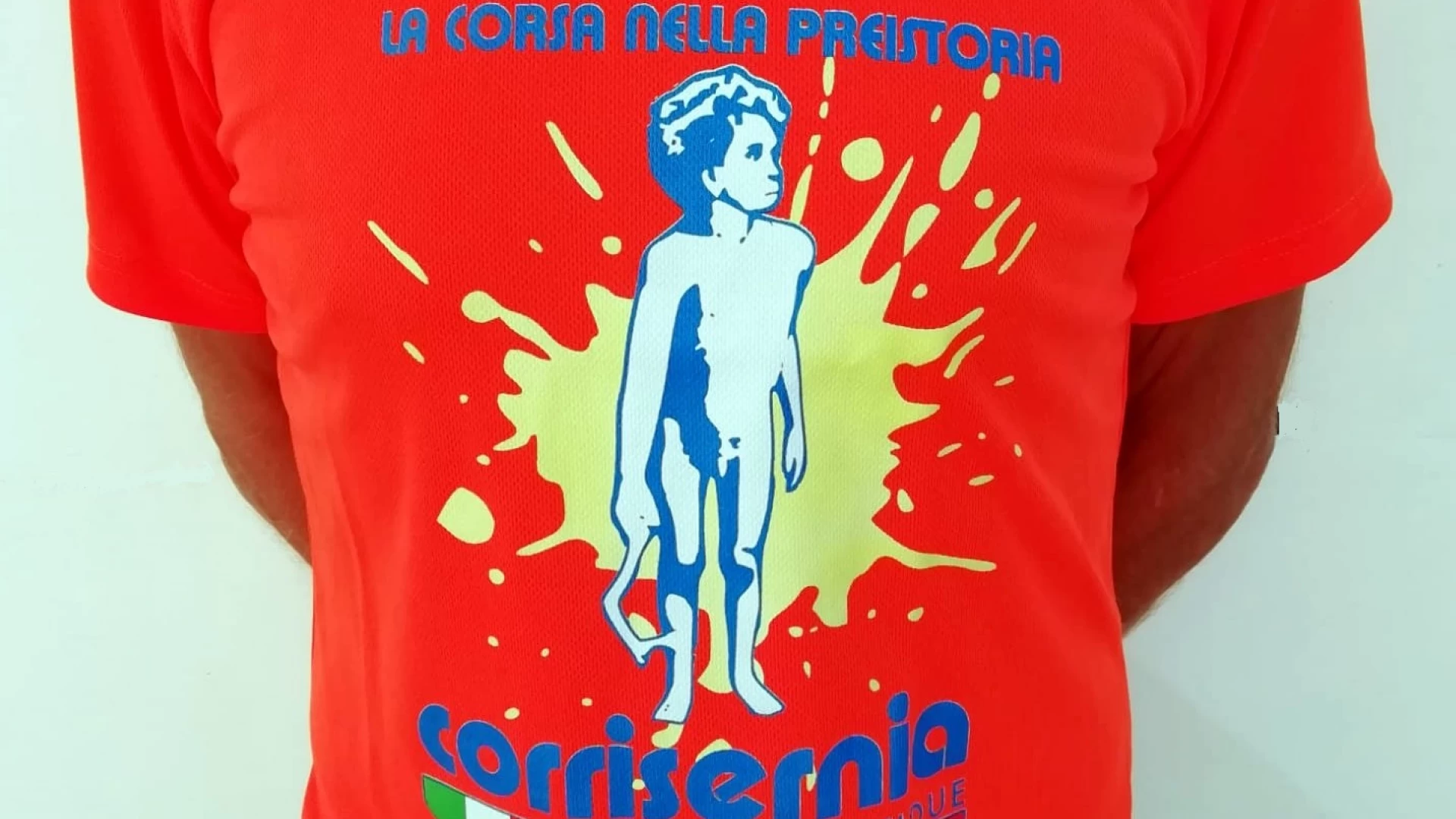 Corrisernia: il bambino del Paleolitico protagonista sulla maglia ufficiale dell’evento.