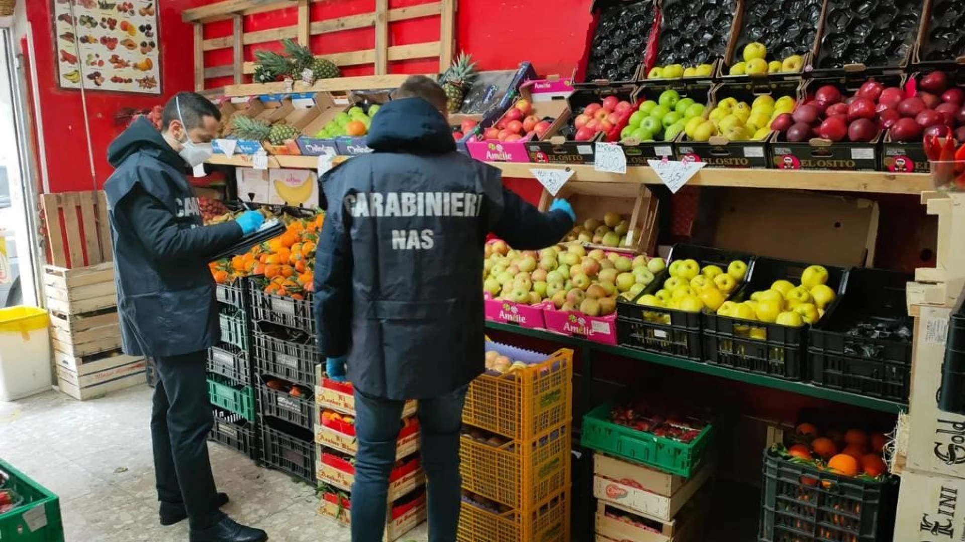 I Carabinieri del nuclelo antisofisticazioni chiudono un deposito alimentare privo di autorizzazione sanitaria.