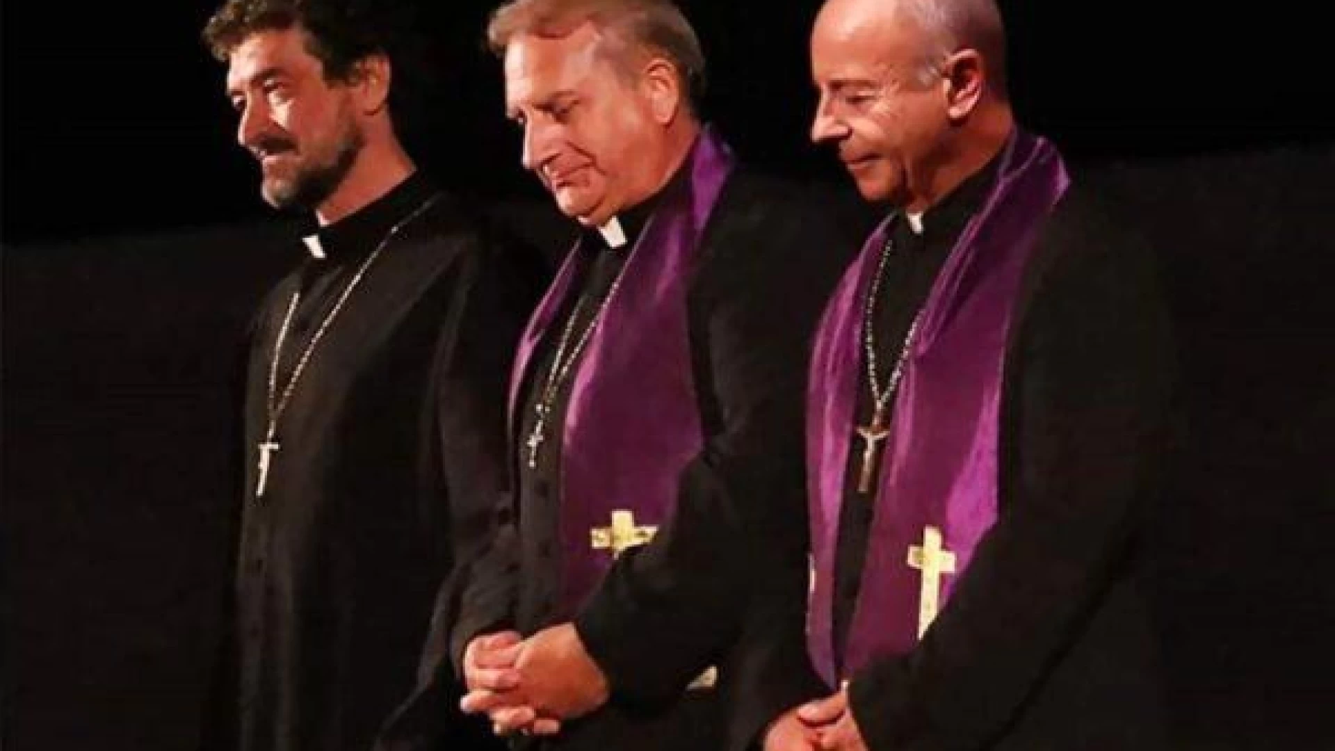 'Tre preti per una besciamella', si ride di gusto a Santa Croce di Magliano