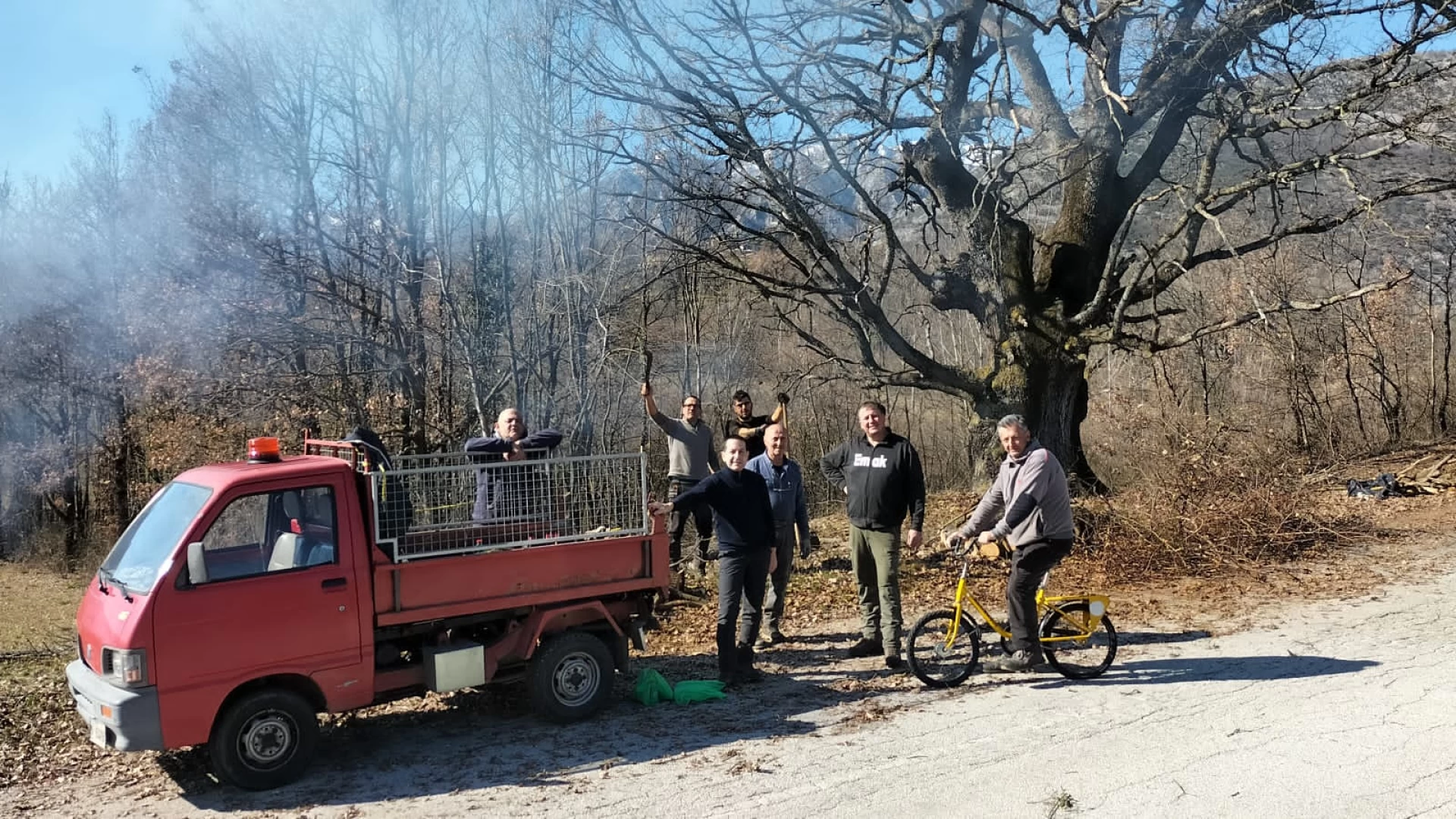 Rocchetta a Volturno: operatori comunali e volontari ripuliscono la quercia secolare in località “Pignatare”. Guarda le foto.