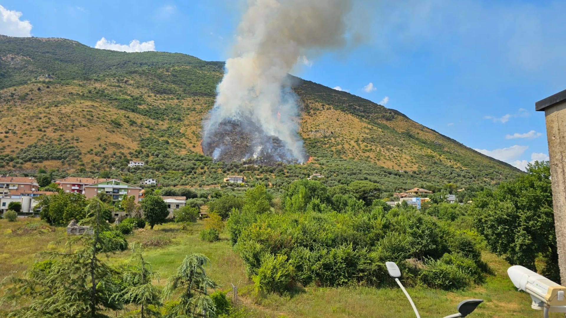 Venafro : vasto incendio sulla montagna che sovrasta la città. Linea di fuoco ben visibile.