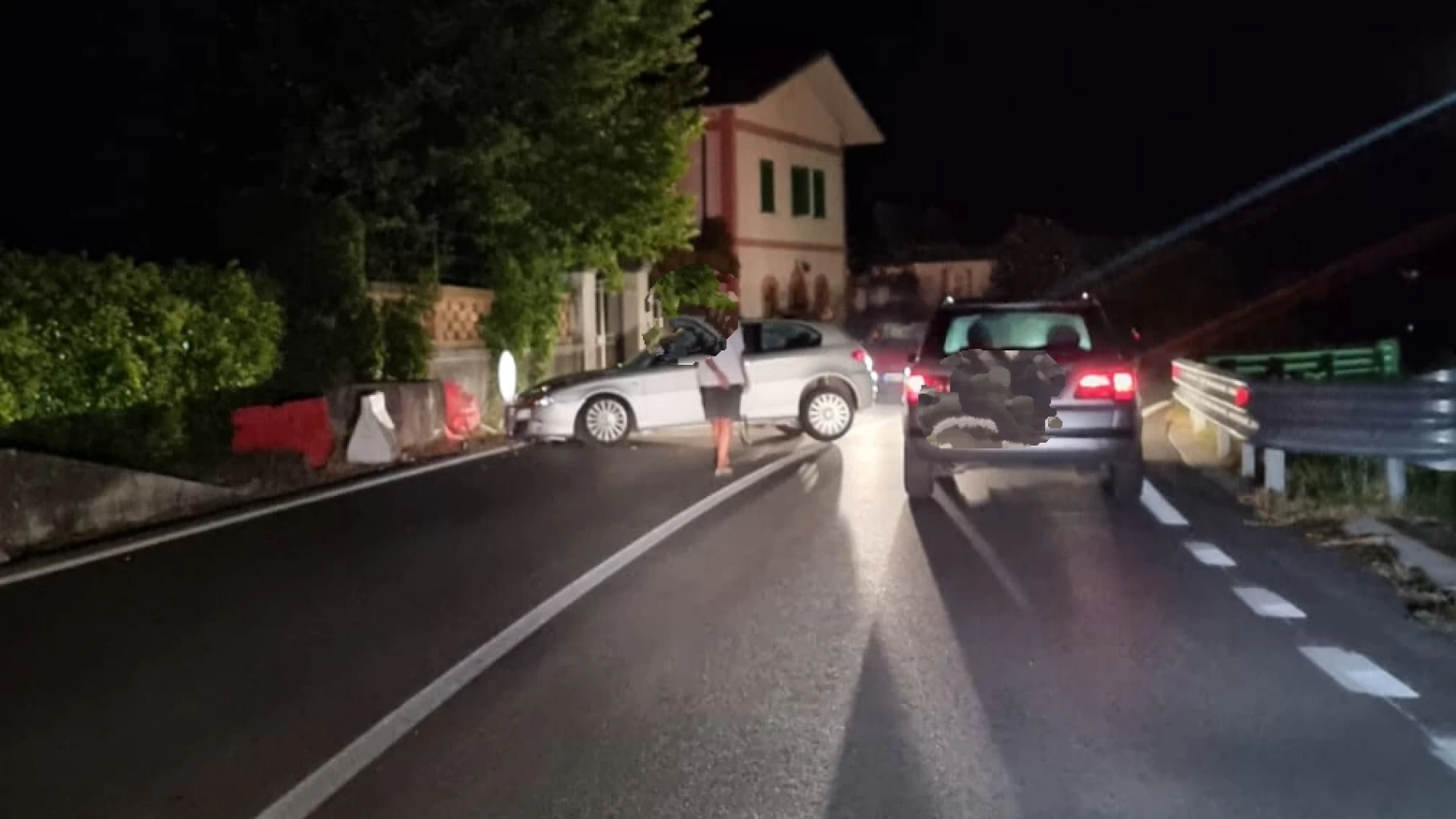 Colli a Volturno: auto si schianta contro un muro sulla provinciale Vandra. Intervento dei Vigili del Fuoco.