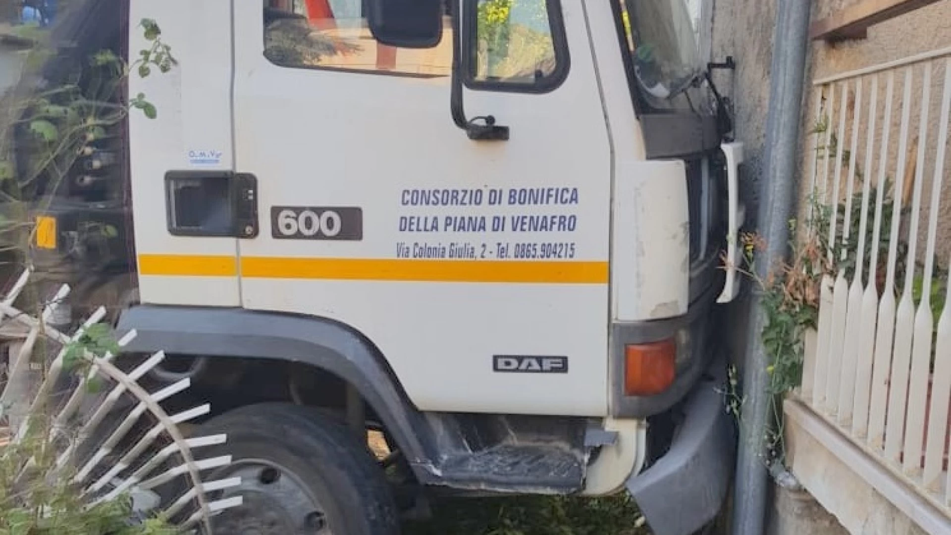 Venafro: camion del Consorzio di Bonifica perde il controllo e sfonda la recinzione di una casa.