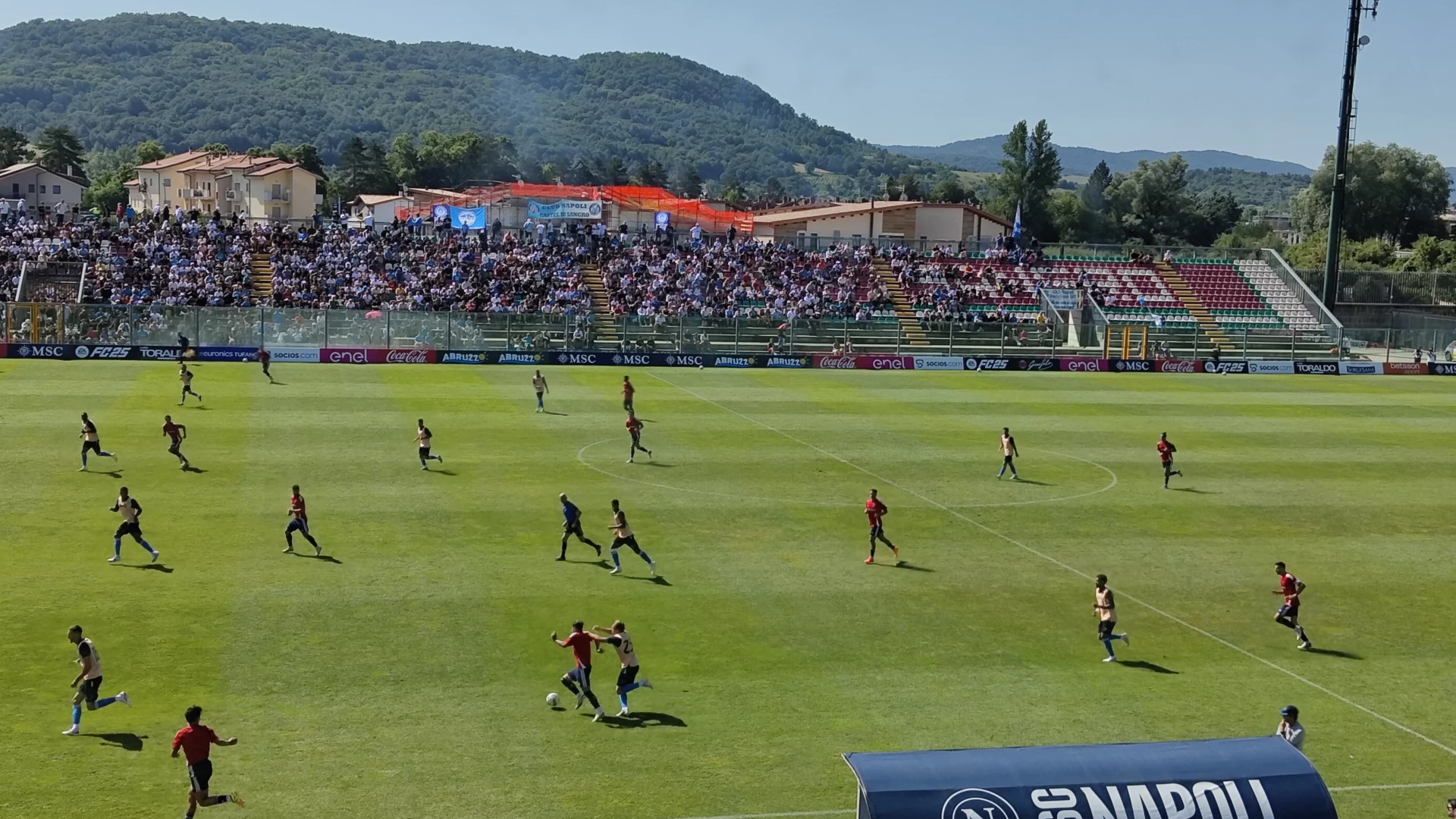 Castel Di Sangro: day 11 per il Napoli. In mattinata l'allenamento congiunto al Patini contro la Casertana. Diecimila le presenze stimate dentro e fuori lo stadio.