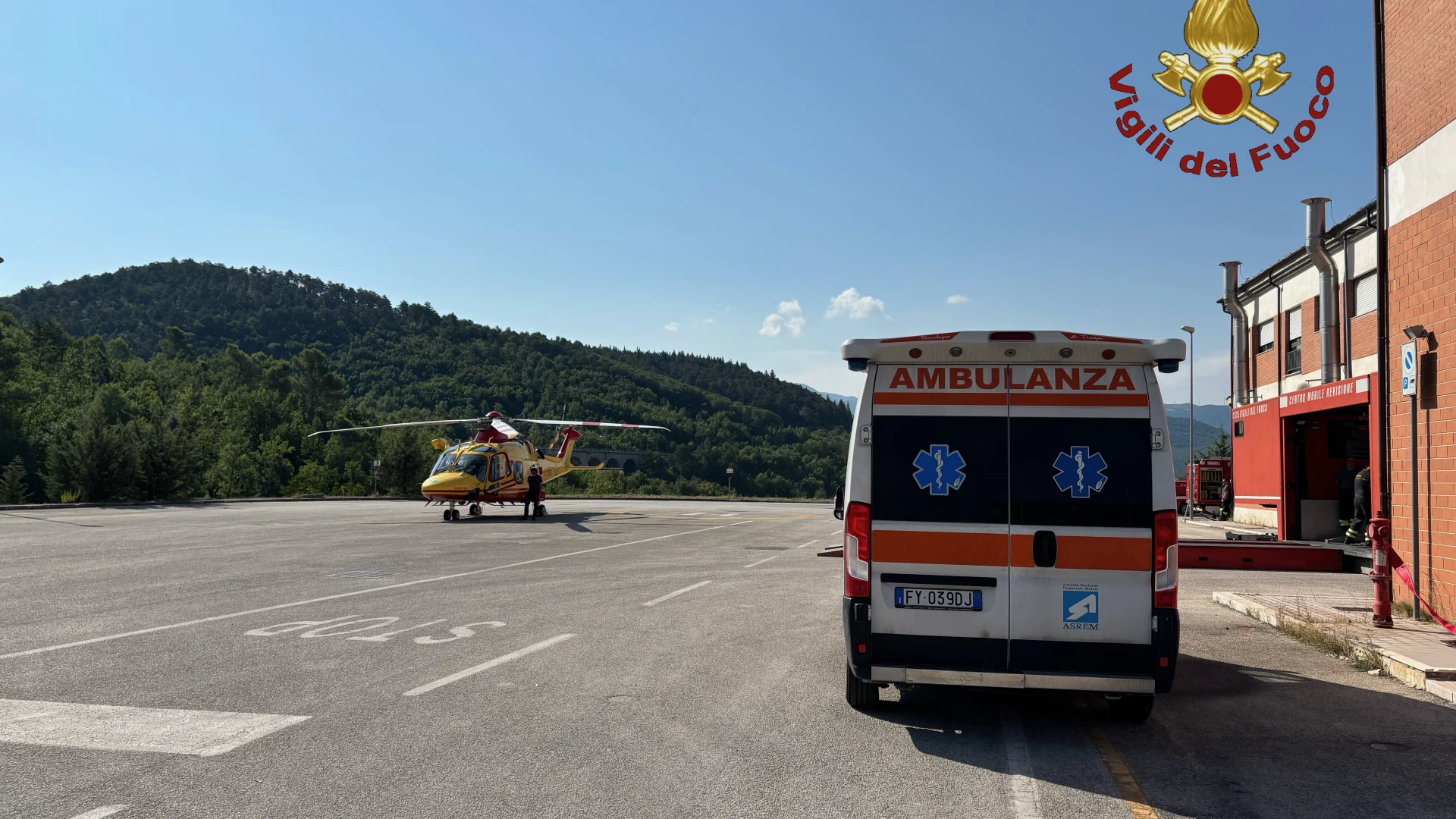 Motociclista trasportato in elicottero. Il mezzo atterra nella caserma dei Vigili del Fuoco di Isernia.