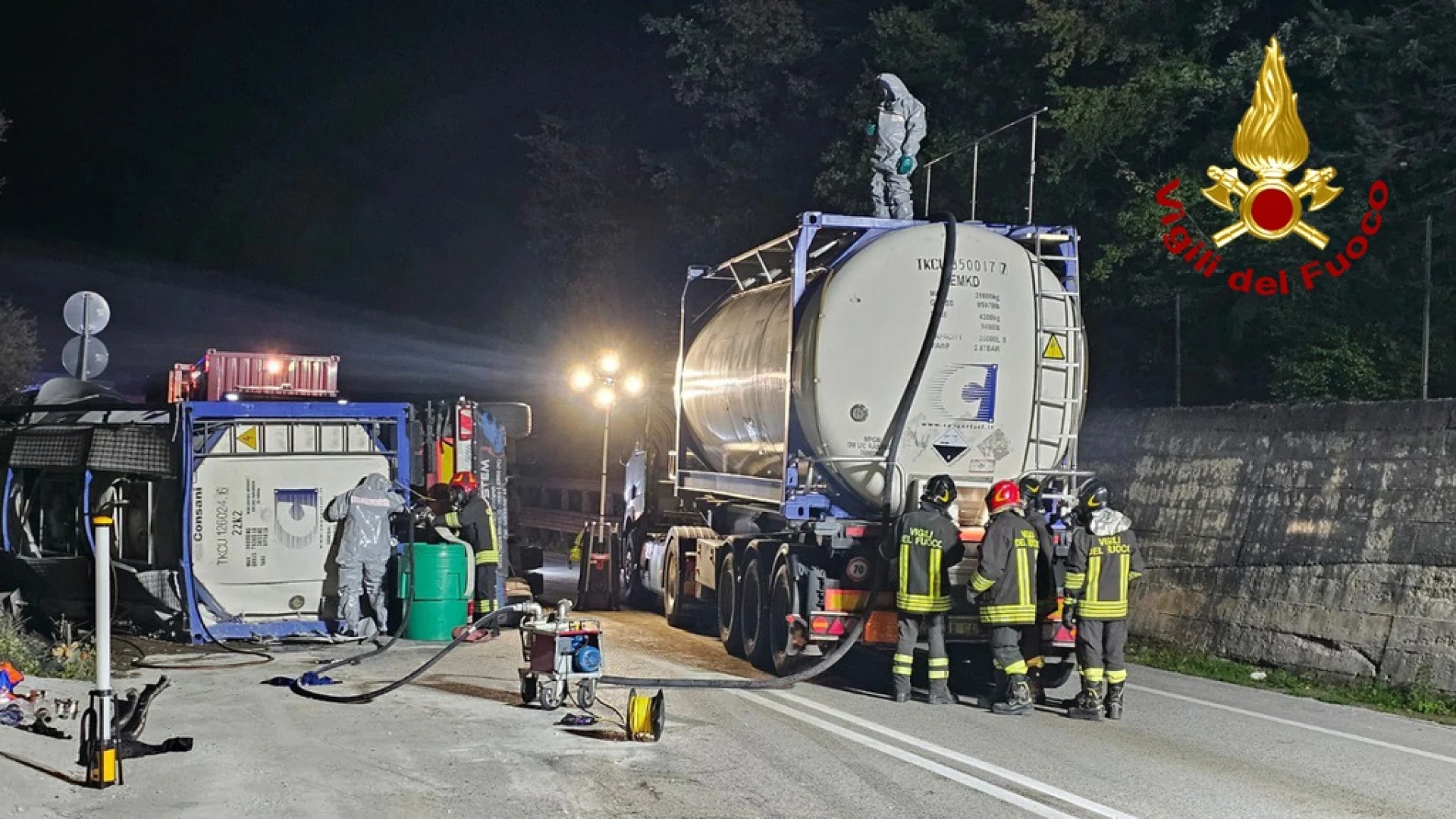 Isernia: RIBALTAMENTO AUTOCISTERNA, NUCLEO NBCR AL LAVORO PER OLTRE 20 ORE. Ripristinata la viabilità ordinaria