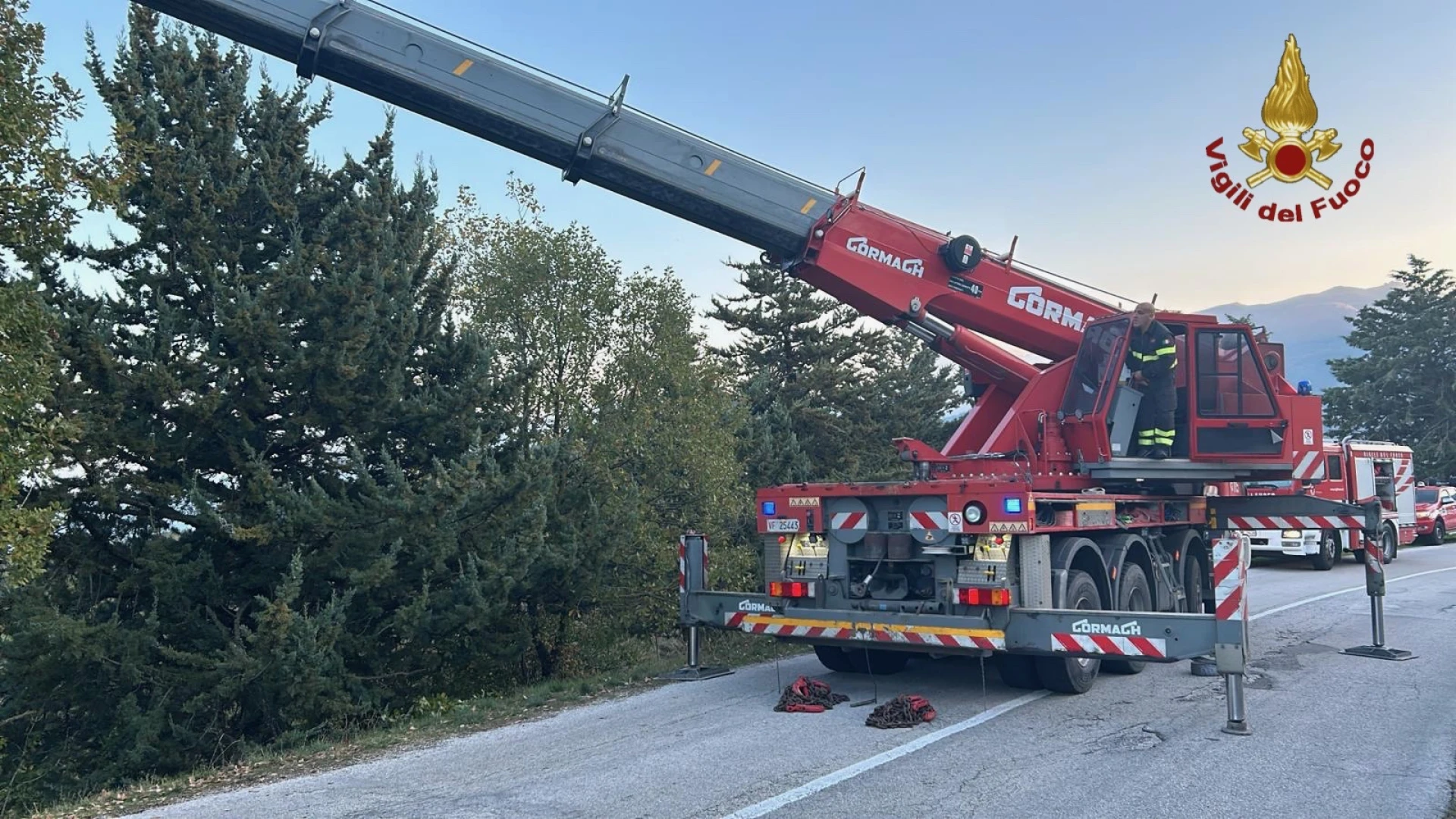 Castelpetroso: auto vola giu’ dalla scarpata. Mezzo recuperato grazie all’ausilio Di un mezzo dei Vigili del Fuoco di Isernia.