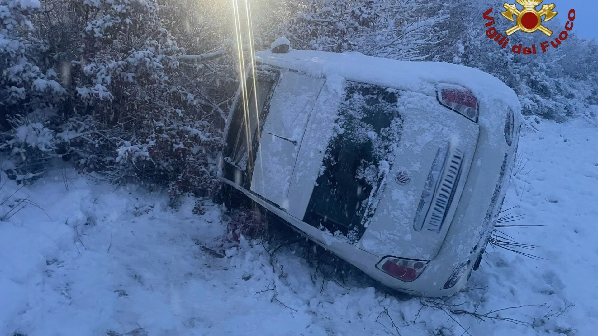 Neve e ghiaccio causano incidenti e pericoli sulle strade molisane. Gli interventi dei Vigili del Fuoco di Isernia in Provincia.