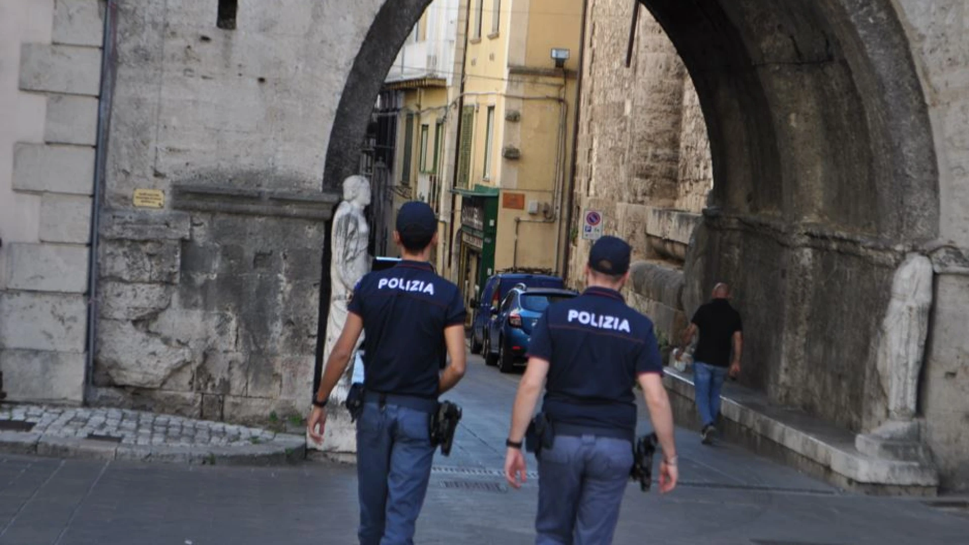 La Polizia di Stato di Isernia accompagna un cittadino georgiano già segnalato per furti presso il C.P.R. di Bari ai fini dell'espulsione