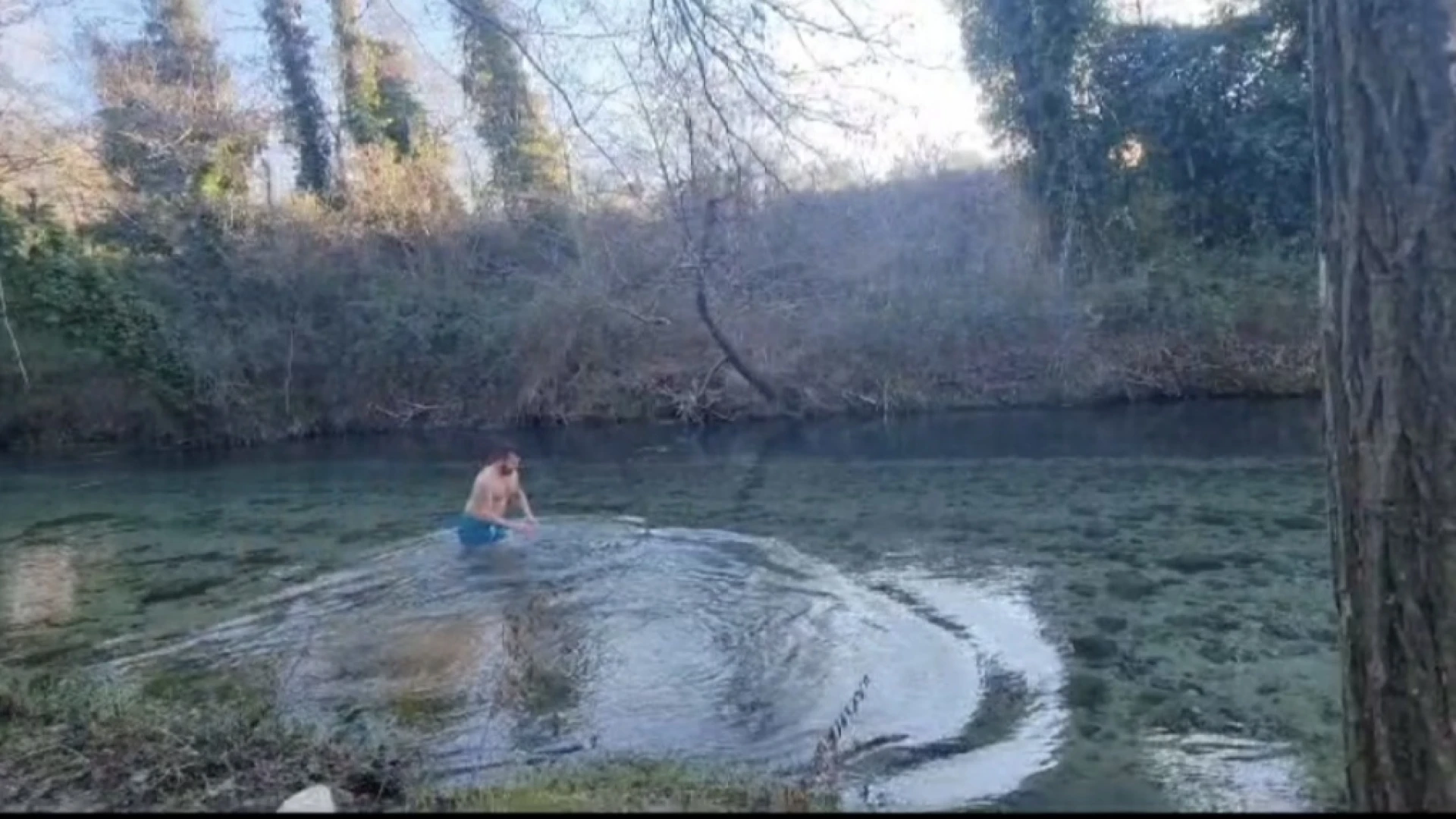 Colli a Volturno: il tuffo propiziatorio di buon 2025 di Alessandro Angelone nelle gelide acque del fiume Volturno. Guarda il video