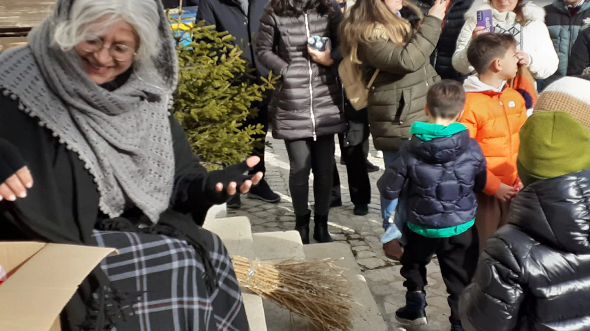 Arriva la Befana a Villa Scontrone e Pietransieri. Impegnati i volontari del distaccamento Pivec di Castel Di Sangro. Guarda le foto in gallery