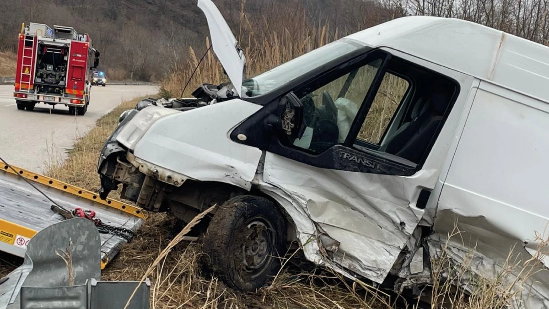 Incidente nel pomeriggio sulla fondovalle Verrino. Tre i feriti. Intervento dei Vigili del Fuoco di Isernia.