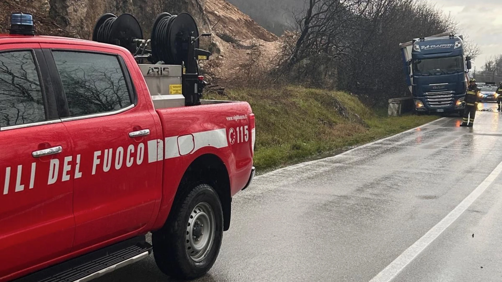 Sesto Campano statale 85: tir esce fuori strada. Traffico bloccato. Intervento dei Vigili del Fuoco.