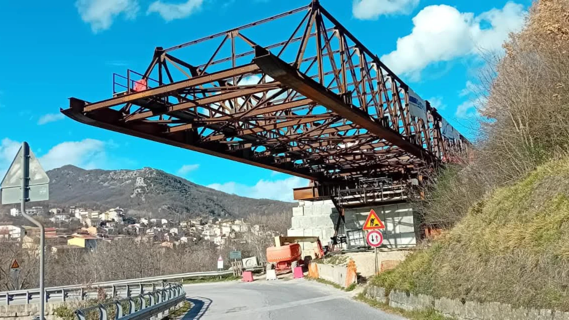 Fondovalle Sangro, avviata la fase di varo dell'impalcato del Viadotto VIO4. Intervento ingegneristico complesso.