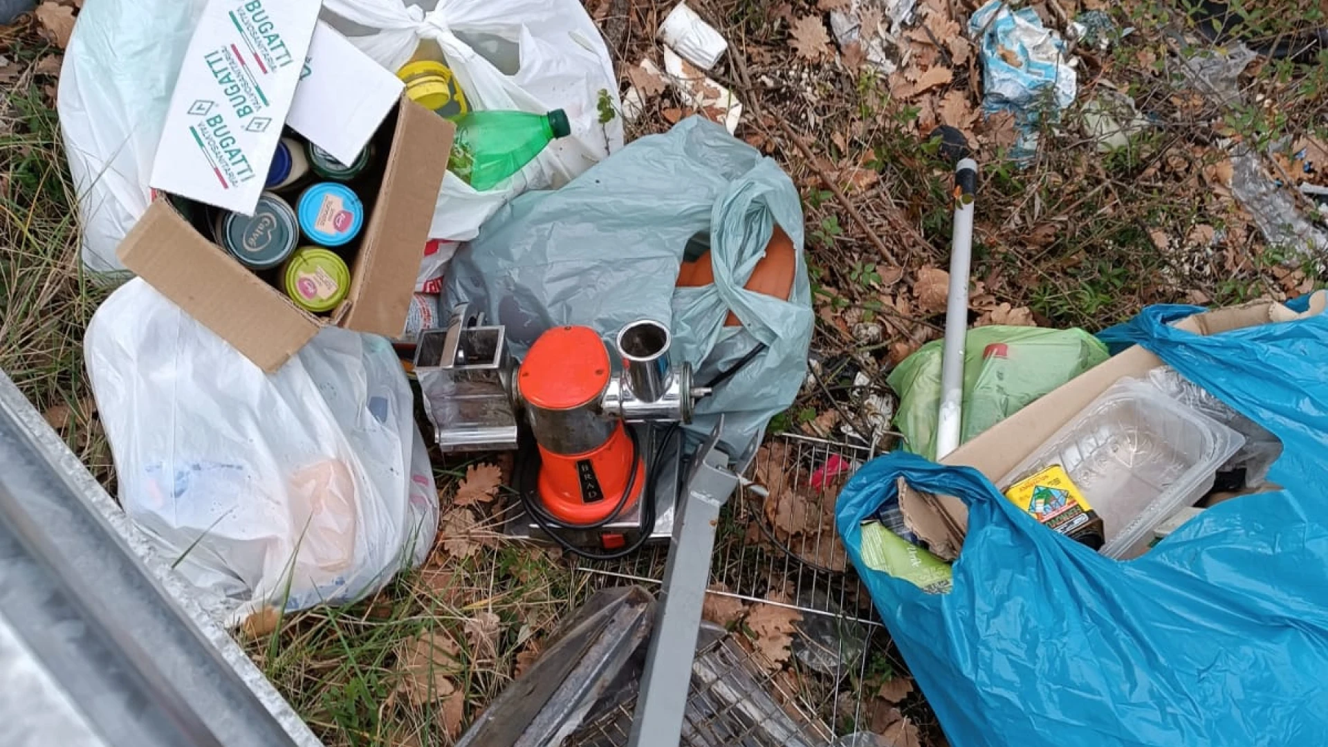 Colli a Volturno: rifiuti abbandonati sulla strada statale 1 della Vandra. Alcune zone stanno diventando discariche a cielo aperto.