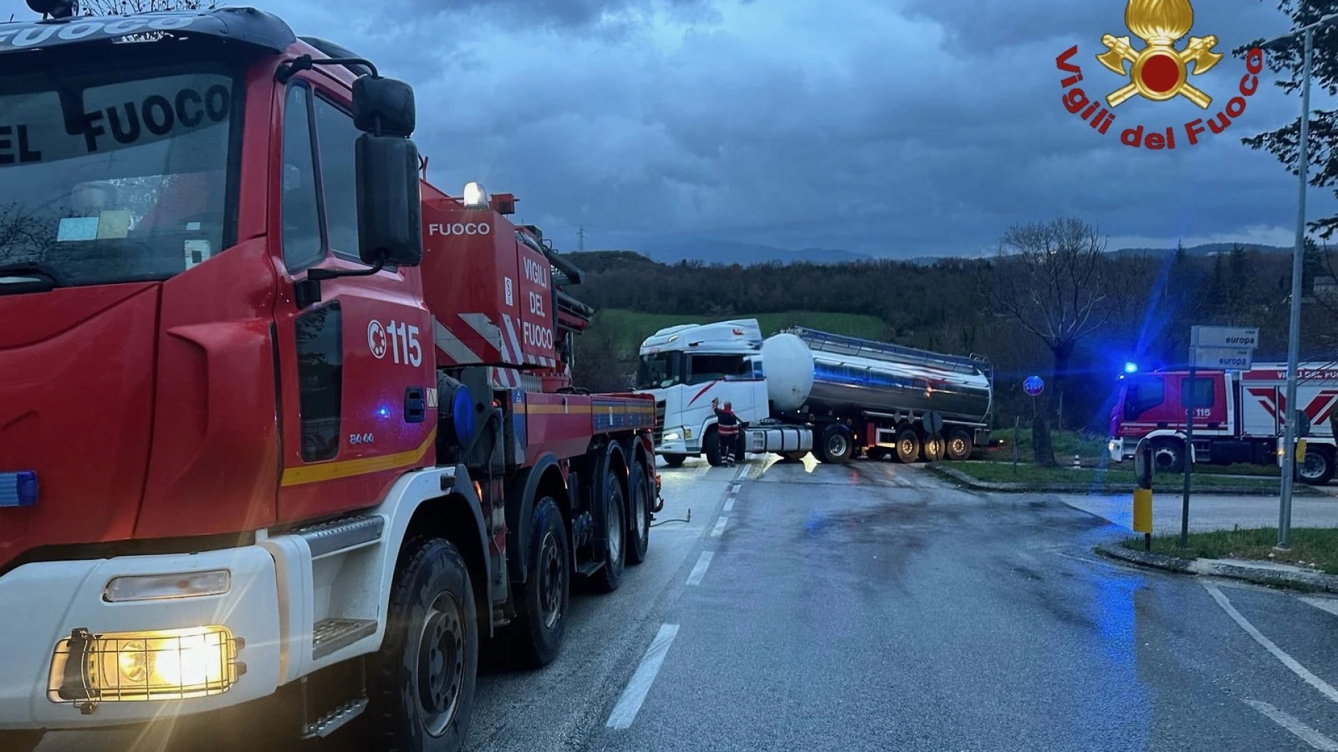 Statale 85 Venafrana: diversi tir fuori strada a causa della pioggia. Uno trasportava sostanze pericolose. Vigili del Fuoco di Isernia in azione.