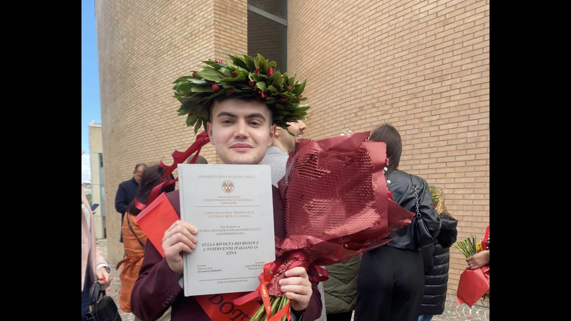 L'Angolo degli auguri: Loris Veneziale si laurea in Lettere. Per lui il massimo risultato con 110 e lode.