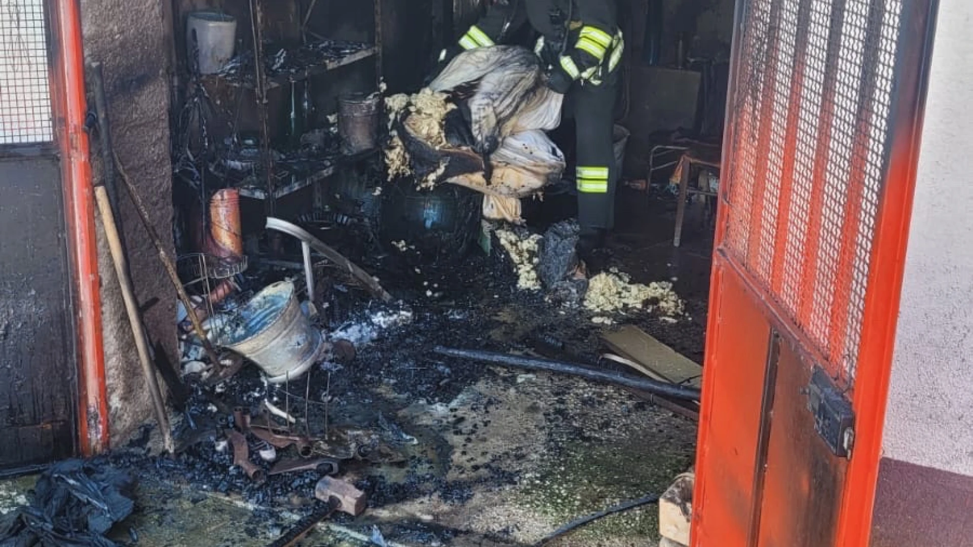 Sesto Campano, garage in fiamme dopo l’uso improprio di una torcia artigianale. Provvidenziale l’intervento dei Vigili del Fuoco