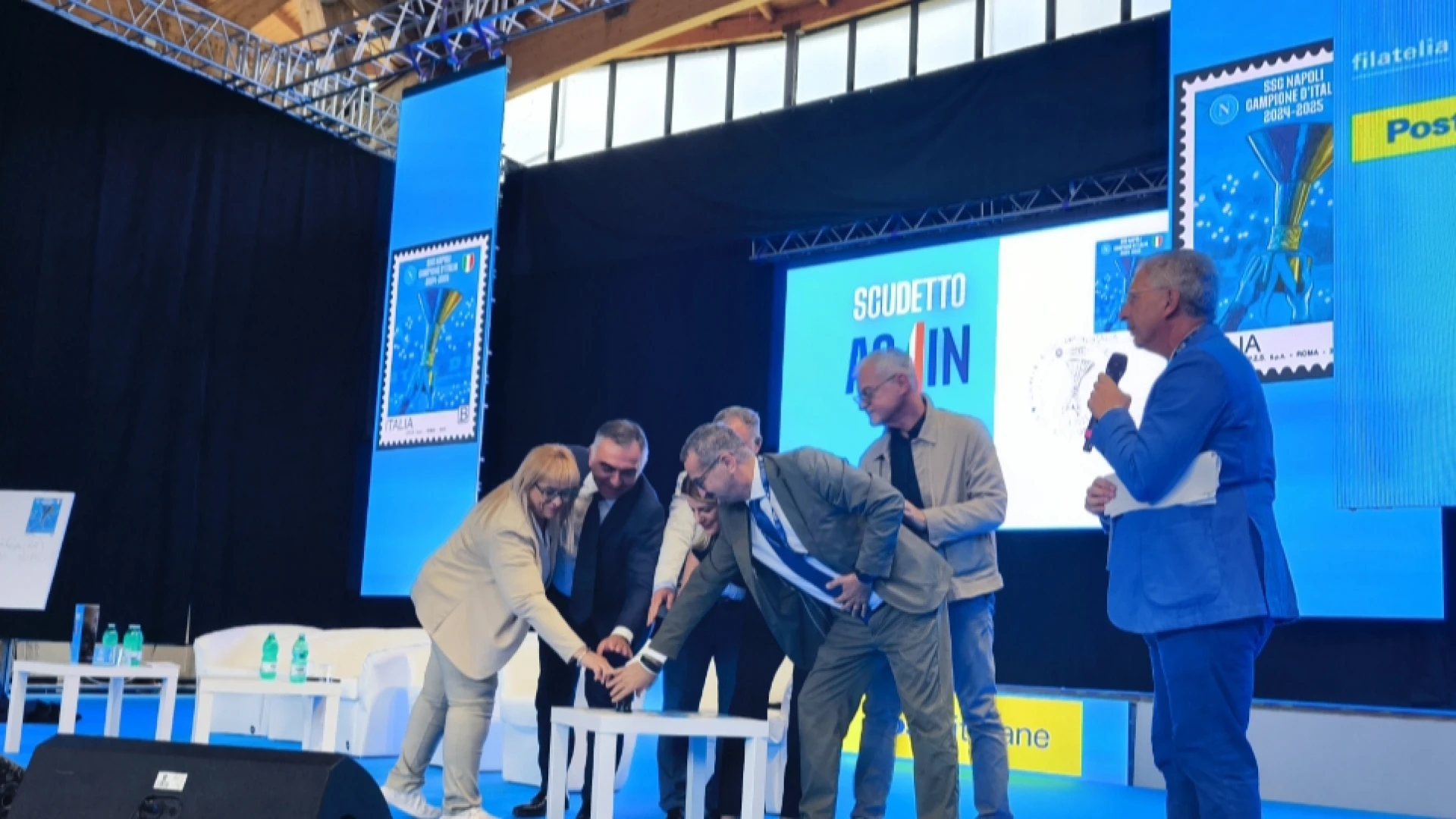 Castel Di Sangro, Napoli e lo scudetto unite da un francobollo che celebra i Campioni. Poste Italiane presente nel ritiro degli azzurri la sua nuova creazione.
