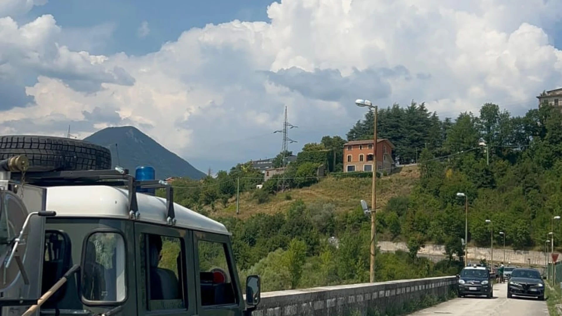 Rocchetta a Volturno : incendio boschivo sulle Mainarde. A fuoco Monte Castelnuovo. In azione elicottero dei Vigili del Fuoco.