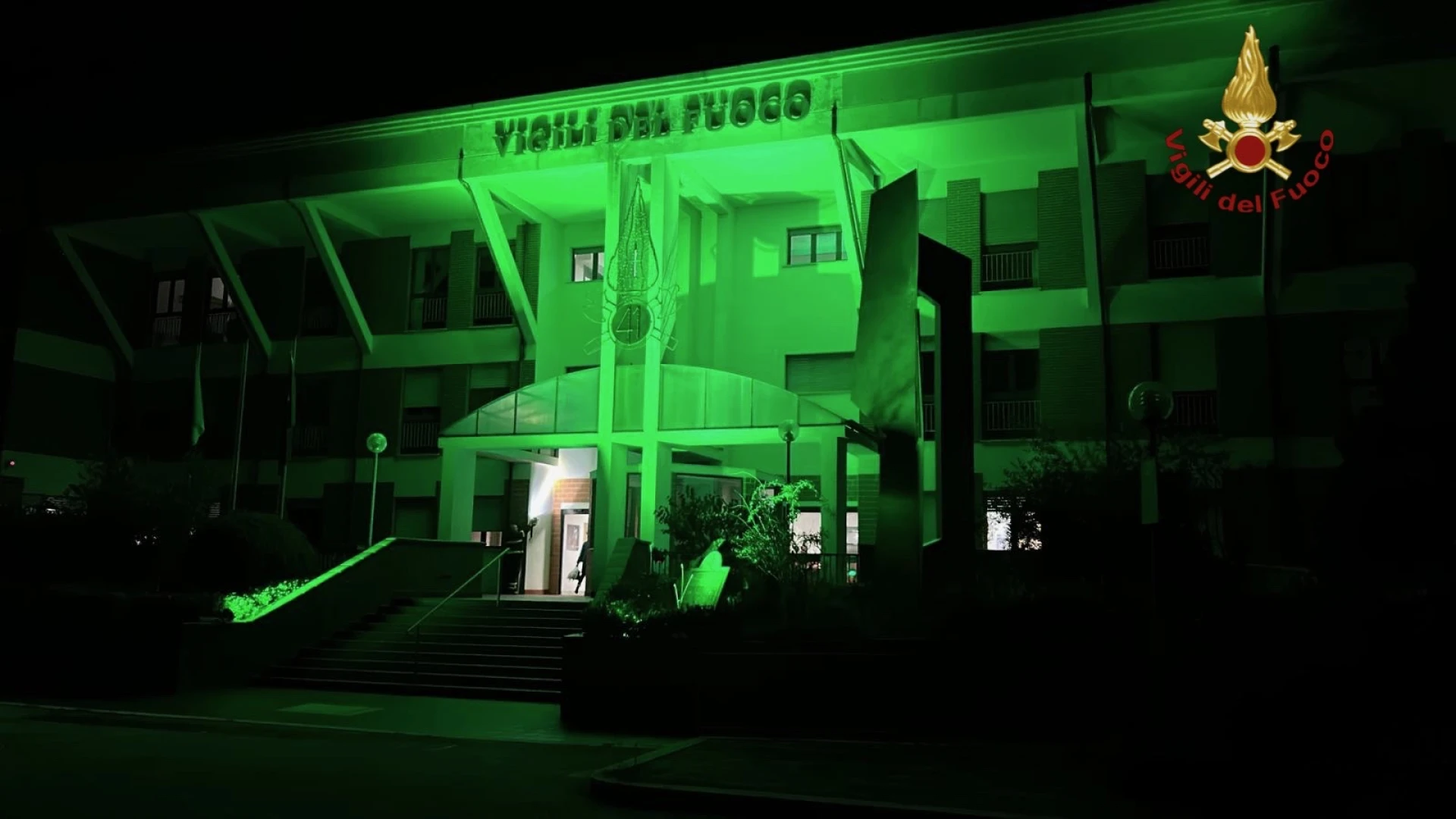 Isernia: il Comando dei Vigili del Fuoco si illumina di verde in occasione della Giornata Mondiale della Consapevolezza sulle sindromi PANS E PANDAS.