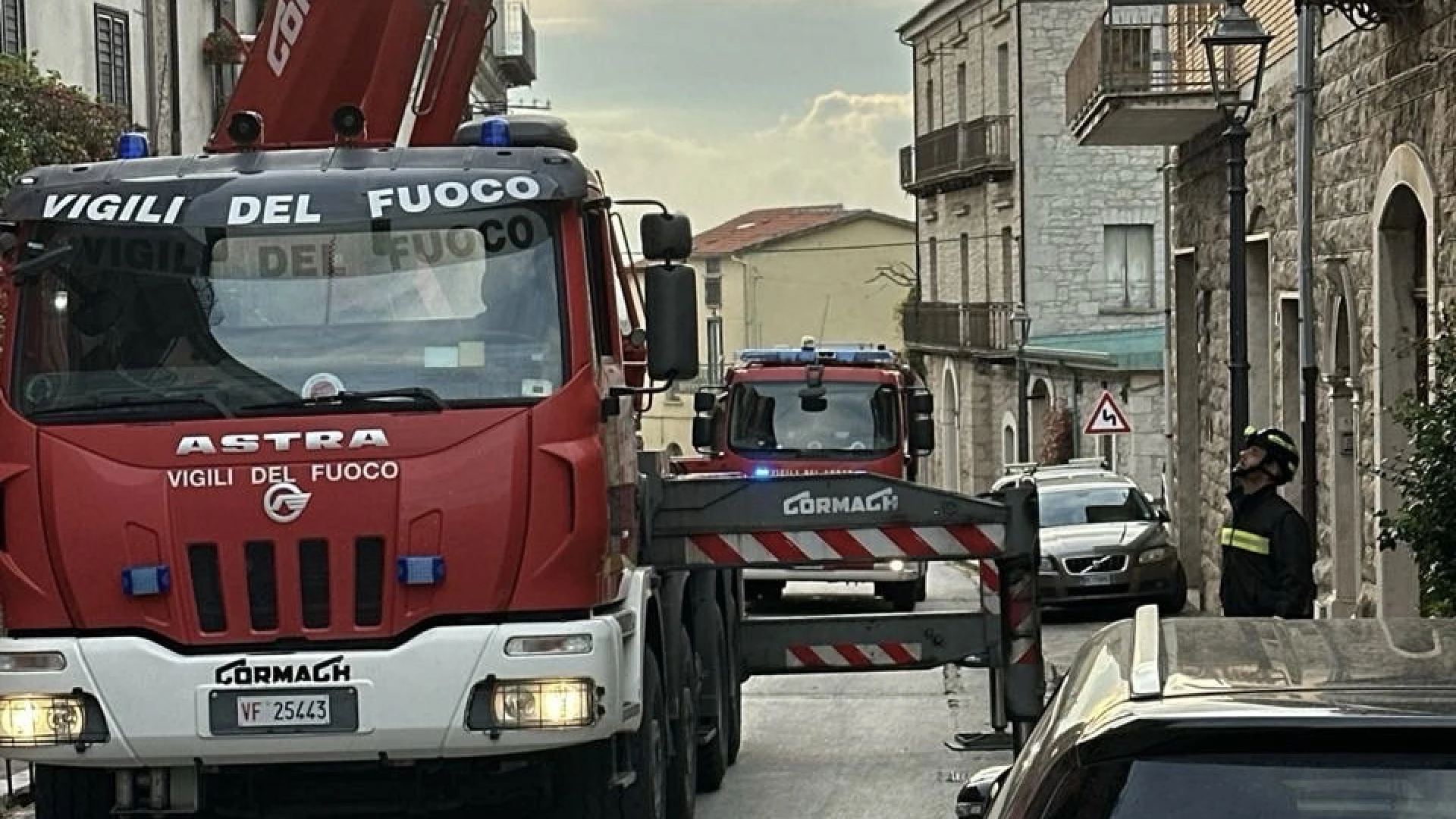 Carpinone: auto si ribalta al centro del paese. Intervengono i Vigili del Fuoco.