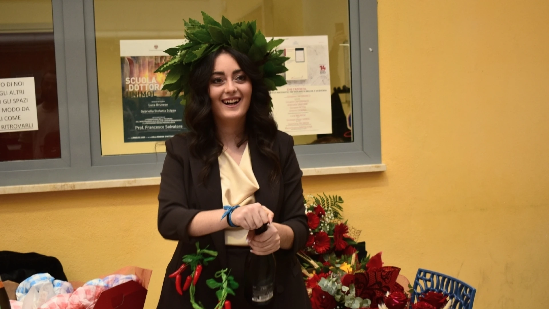 Rossella si laurea e la sorella riceve la proposta di matrimonio