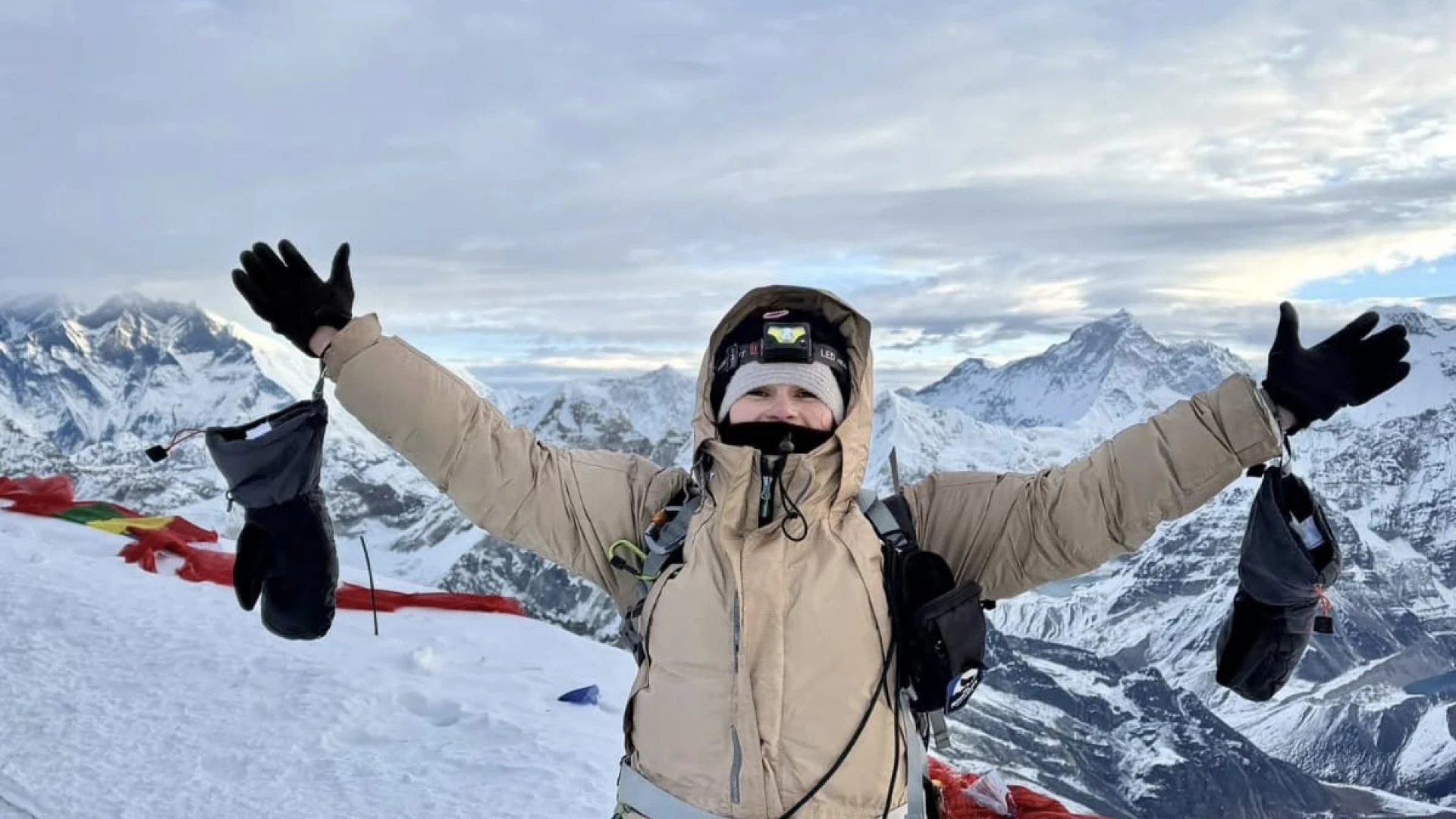 Scalata in Nepal su Monte Mera Peak, anche Vanessa Pascale raggiunge la vetta a 6476metri.