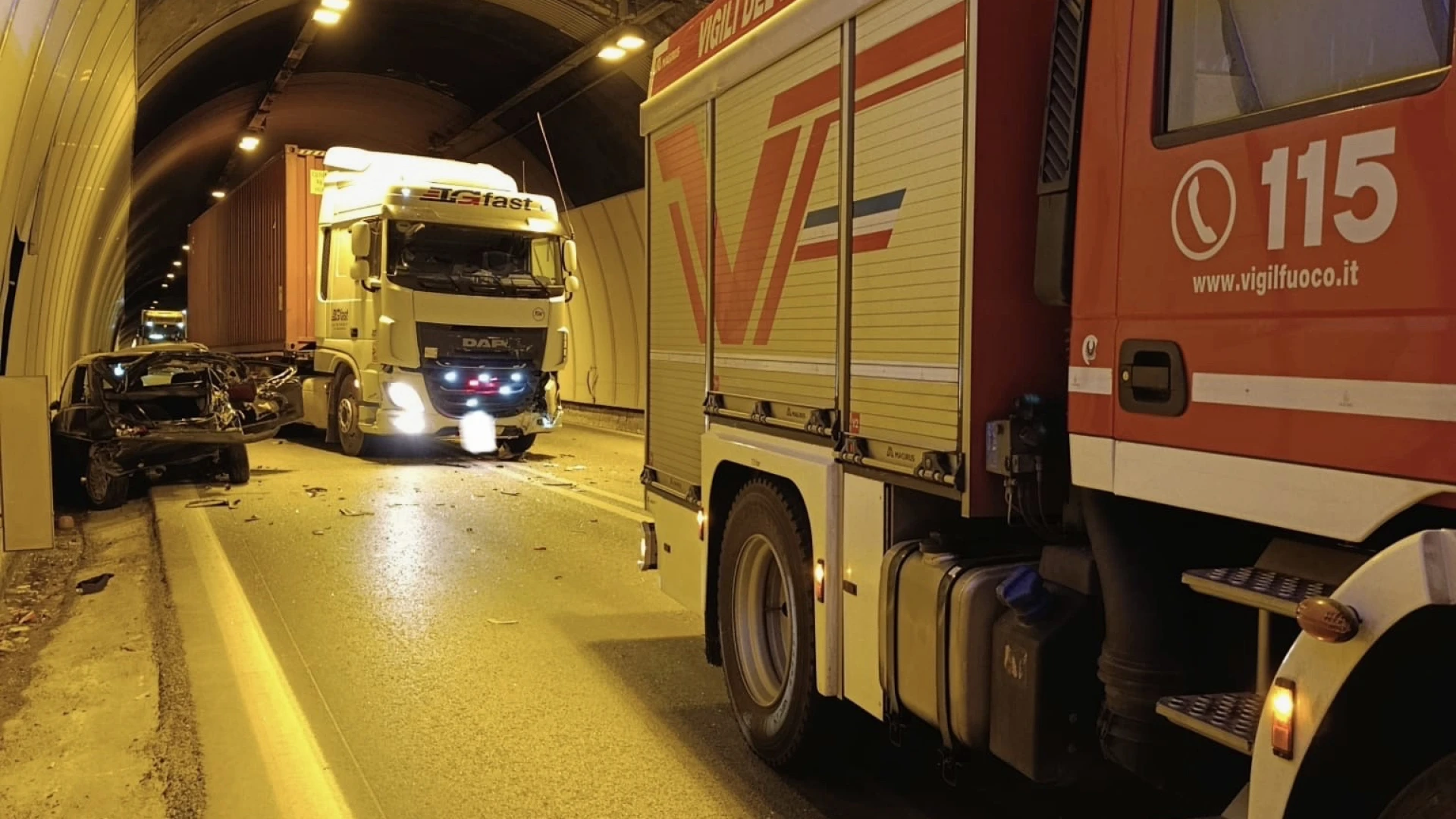 Isernia: incidente nella galleria in zona Santo Spirito all'alba. Auto si scontra con un tir. Traffico dirottato su percorsi alternativi.