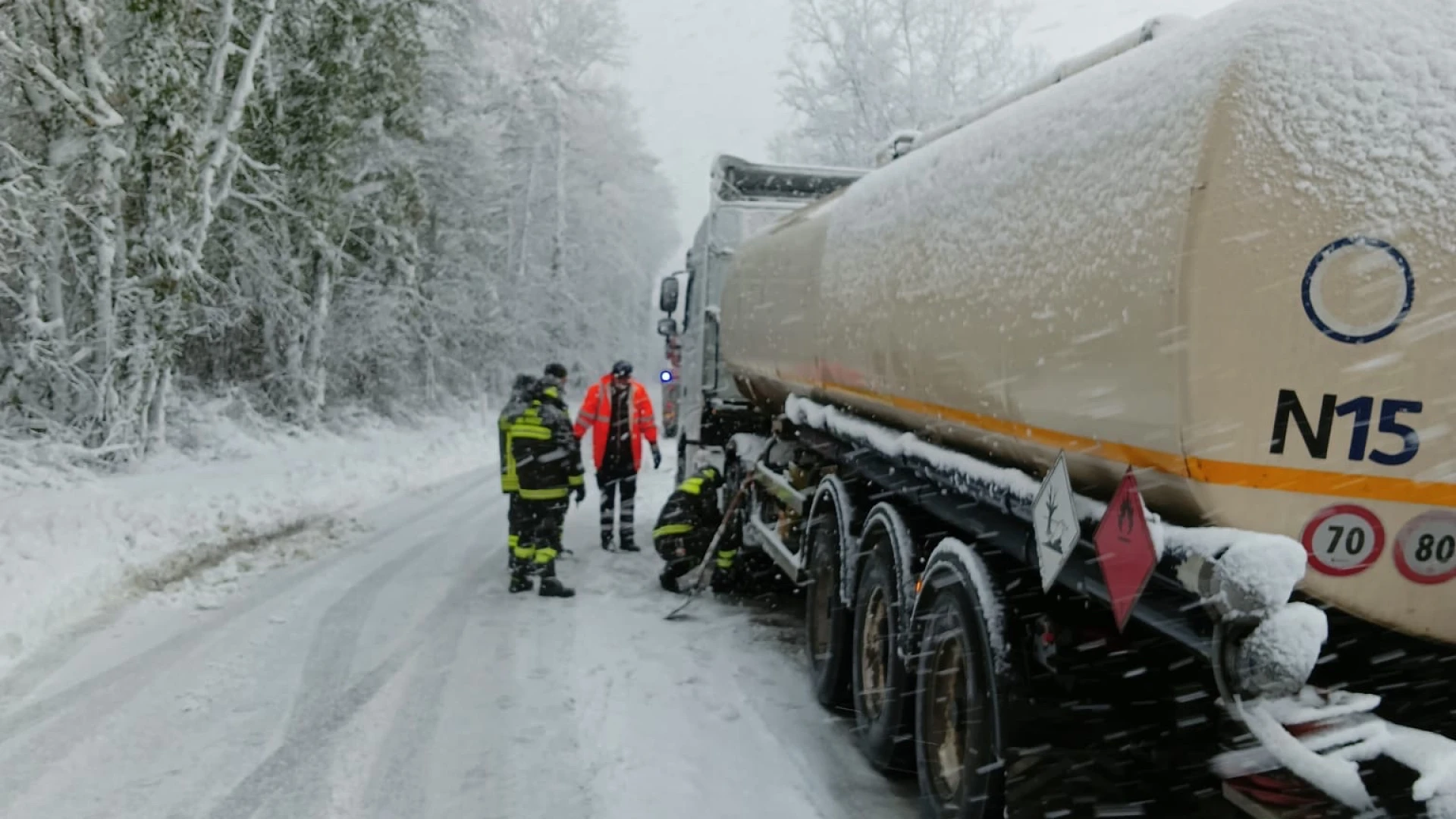Staffoli: i Vigili del Fuoco intervenuti in soccorso di autocisterna bloccata dalla neve.