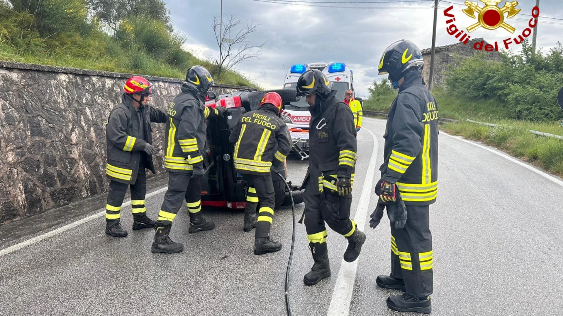 Intervento dei Vigili del Fuoco per incidente stradale a Scapoli (IS). Si ribalta auto.