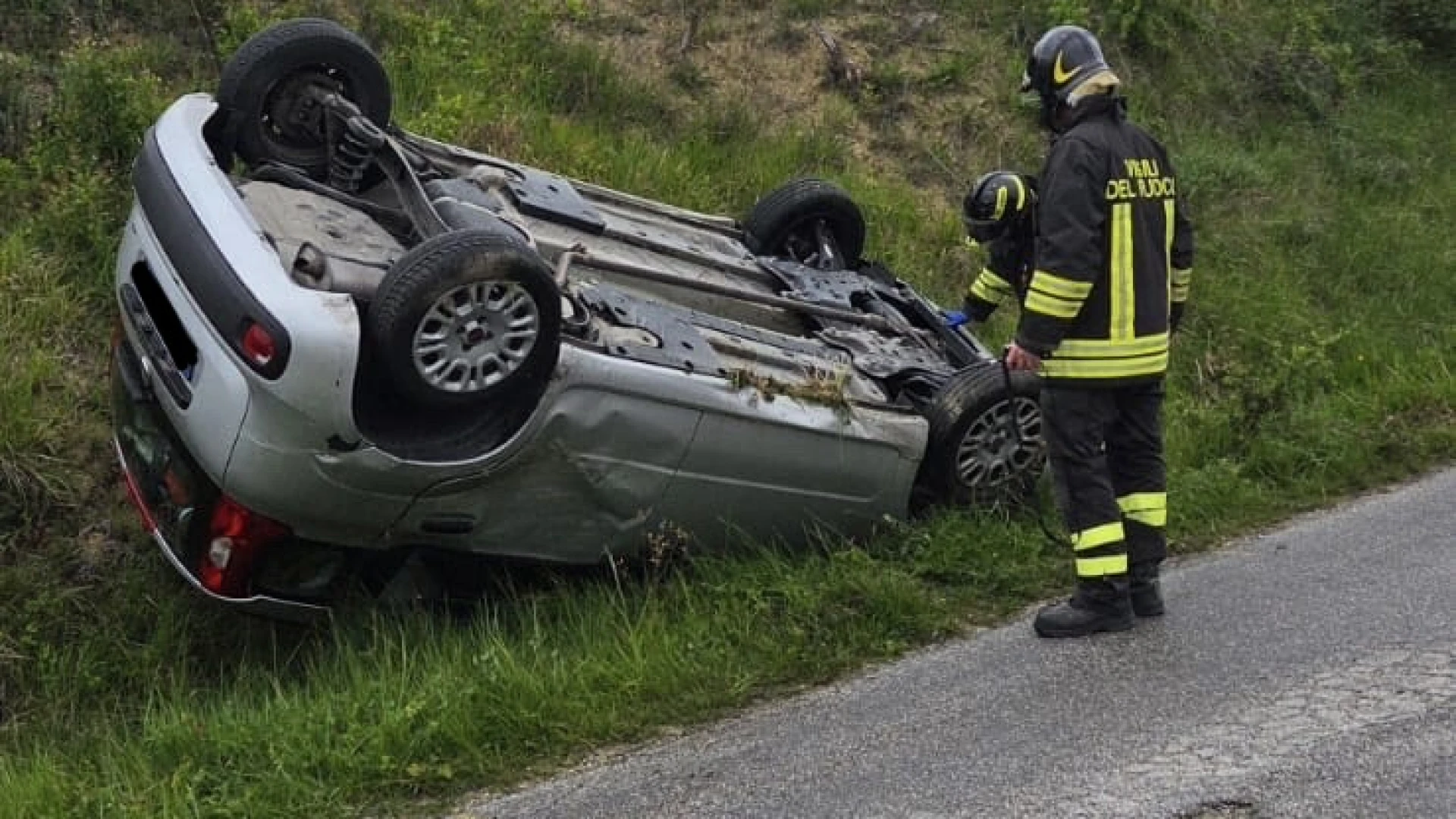 Incidente stradale sulla Sp74 in direzione Belmonte Del Sannio. Una persona estratta dall'auto dai Vigili del Fuoco.