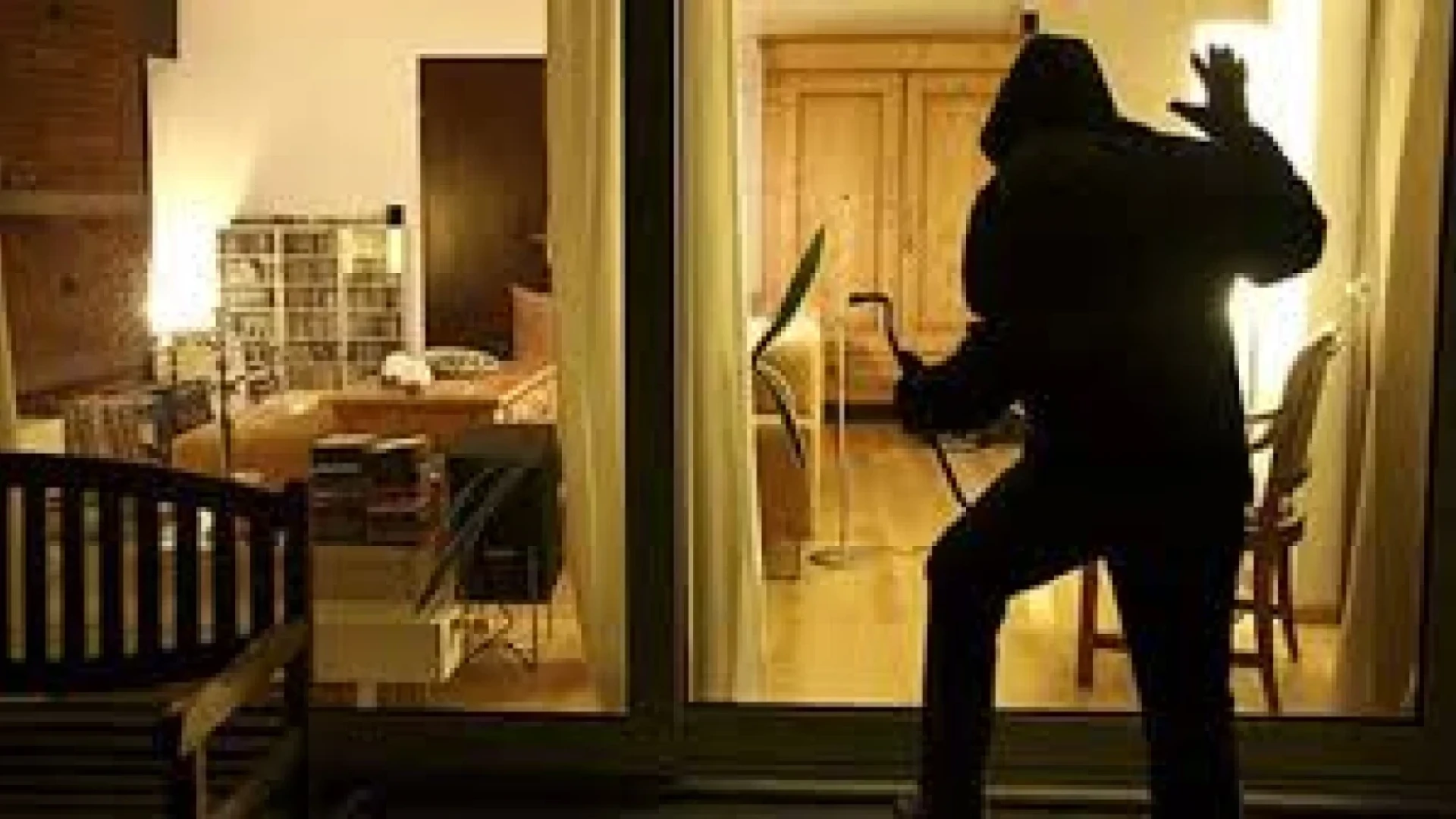 Fornelli: rientra in casa e trova una banda di ladri. Donna del posto aggredita. Indagano i Carabinieri di Colli a Volturno.
