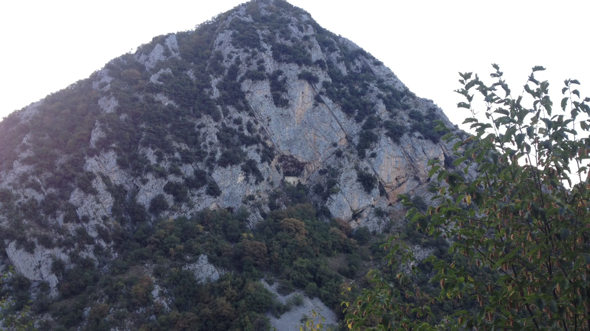Castel San Vincenzo: Uomo precipita in una forra, recupero in corso