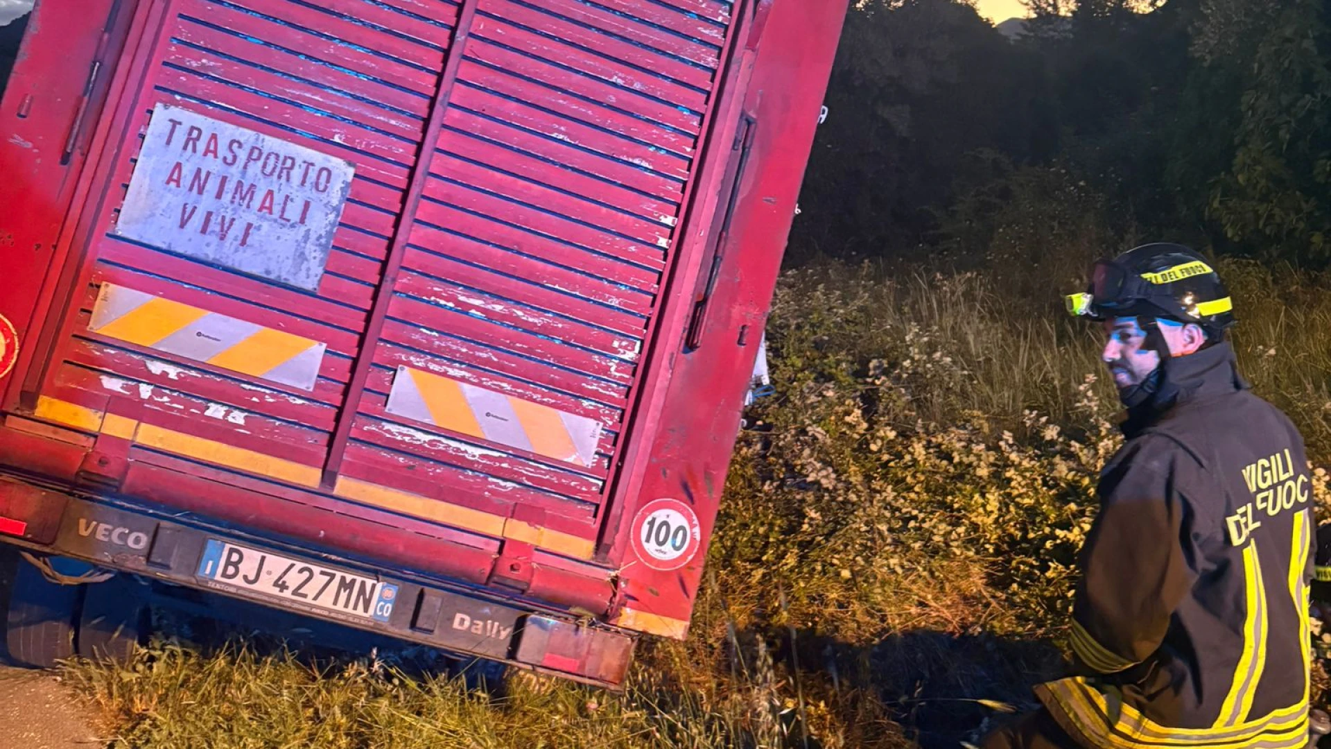 Pozzilli: autocarro esce di strada. Intervento dei Vigili del Fuoco nella serata di ieri.
