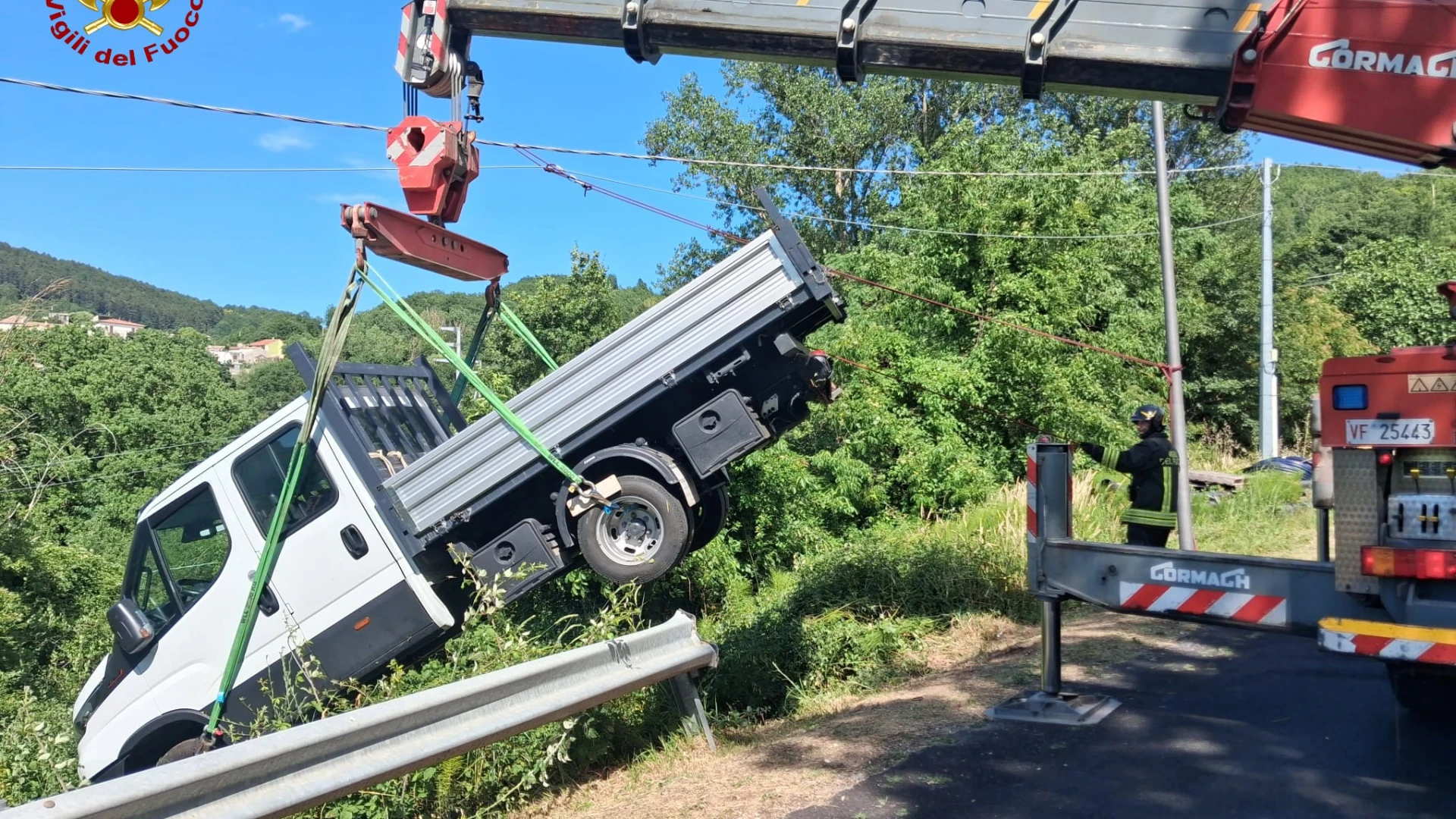 Acquaviva d'Isernia: i Vigili del Fuoco recuperano furgone finito fuori strada.