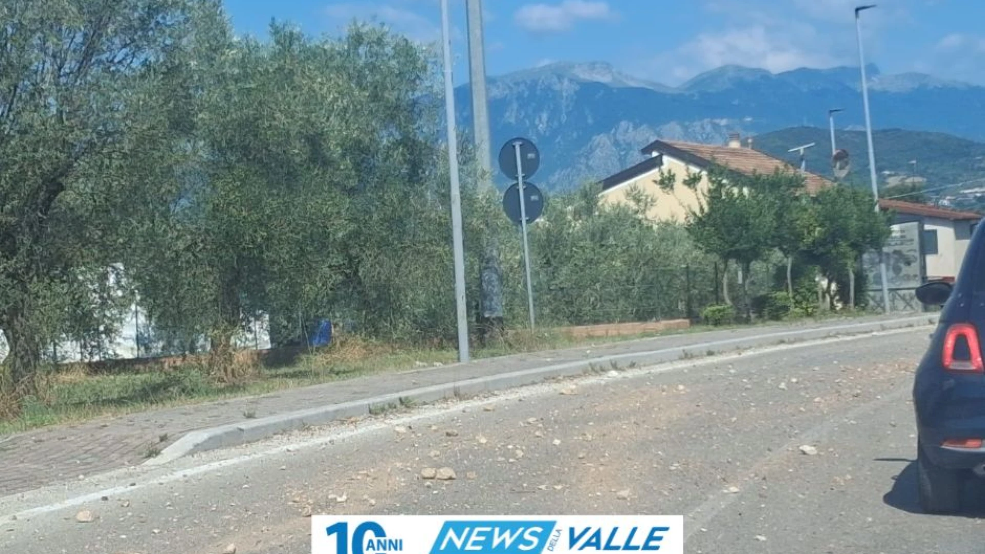 Fragnete-IS: autocarro perde carico su strada. Traffico in tilt. (FOTO).