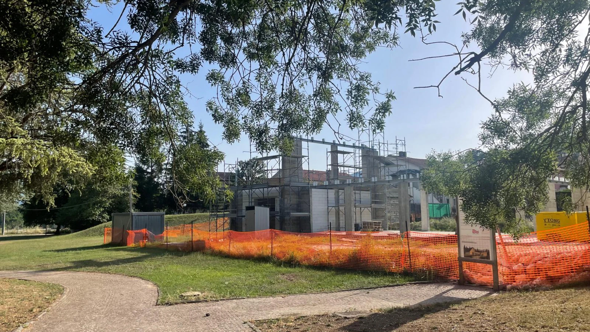 Dal Sindaco e dall’Amministrazione Comunale di Ateleta una lezione di buon gusto e sostenibilità ambientale al contrario: ruspe e cemento al parco comunale!